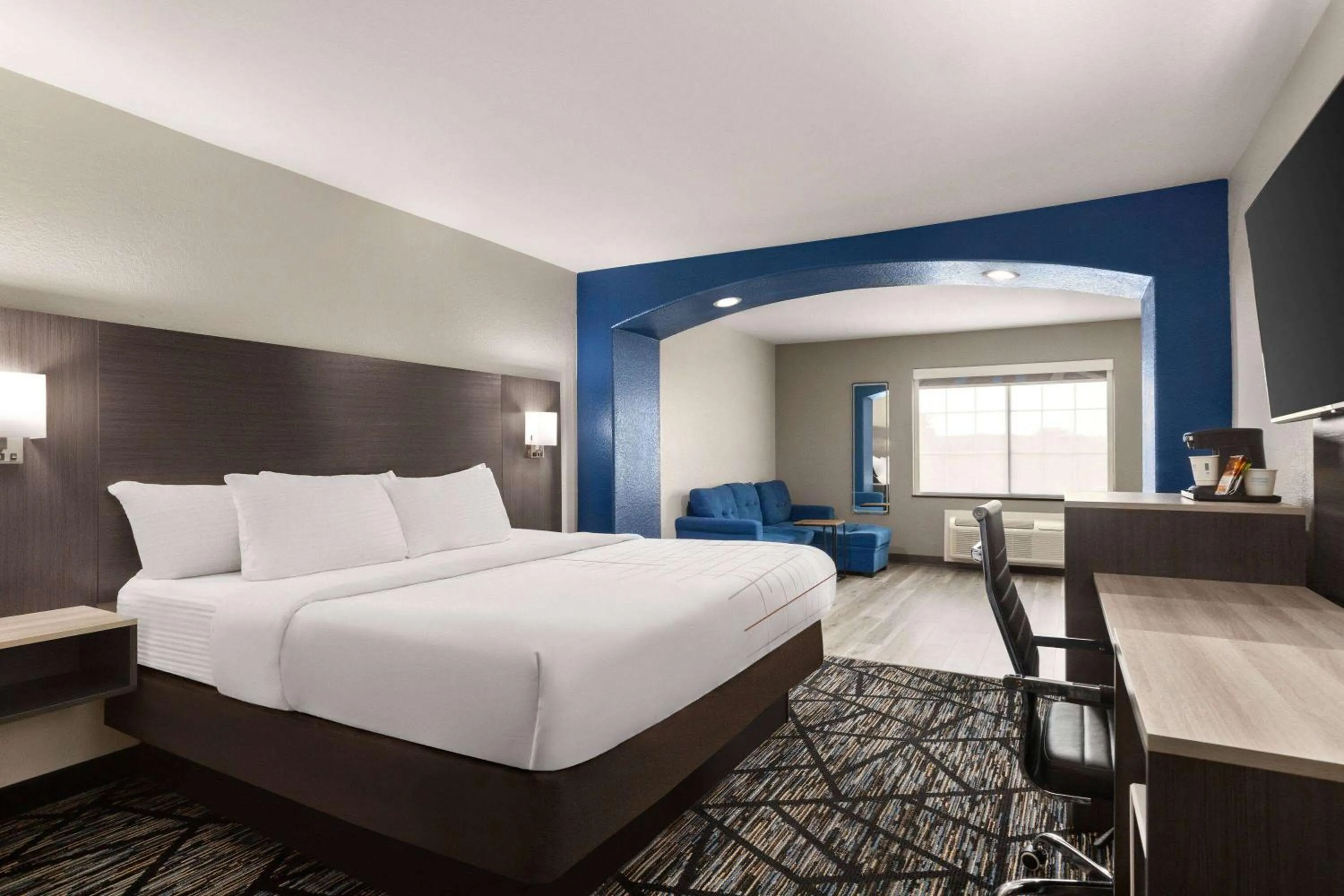 Photo of the whole room, Bed in La Quinta by Wyndham San Antonio North Stone Oak