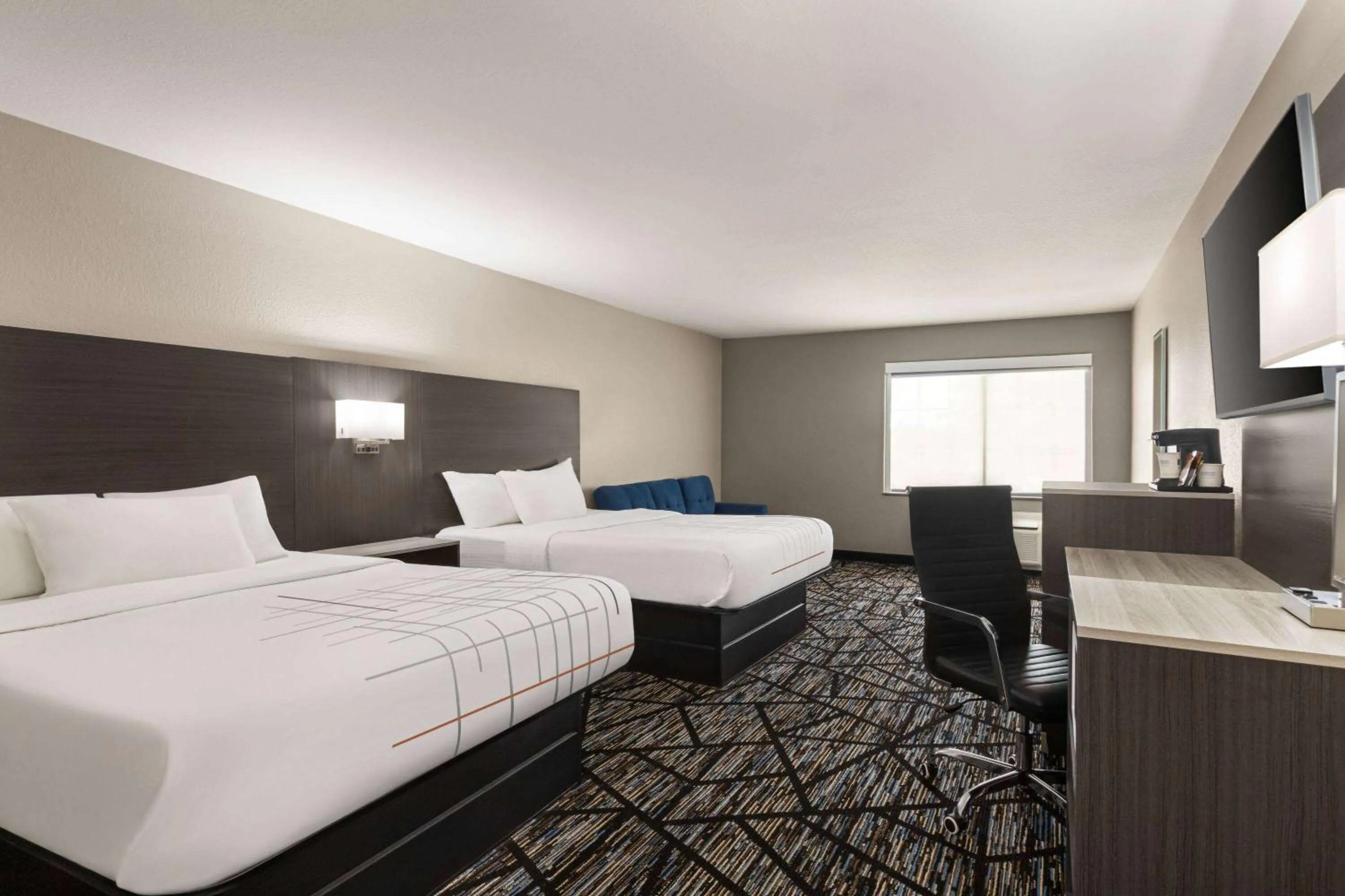 Photo of the whole room, Bed in La Quinta by Wyndham San Antonio North Stone Oak