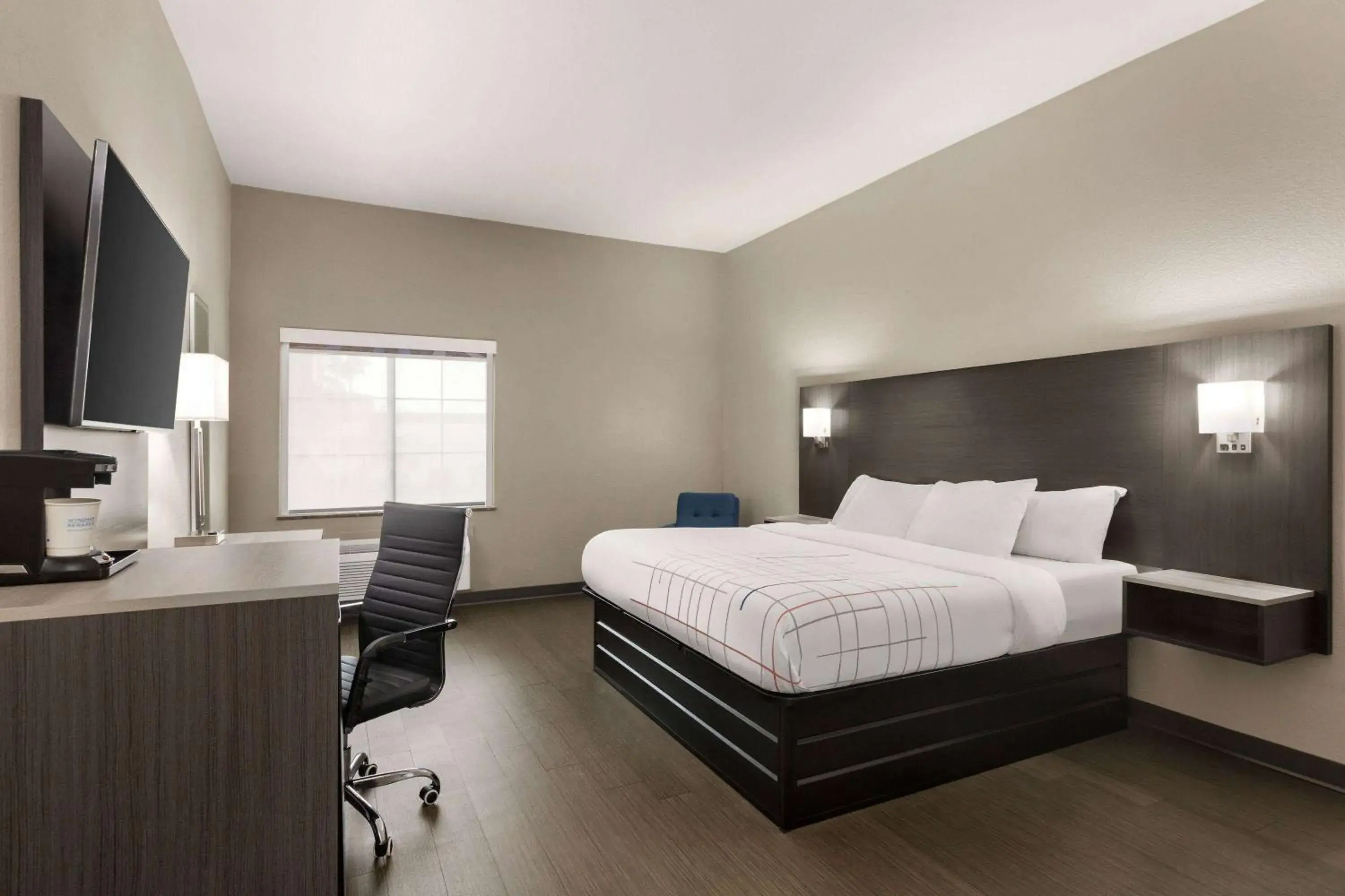 King Room with Bath Tub - Mobility Accessible/Non-Smoking in La Quinta by Wyndham San Antonio North Stone Oak King Room with Bath Tub - Mobility Accessible/Non-Smoking in La Quinta by Wyndham San Antonio North Stone Oak