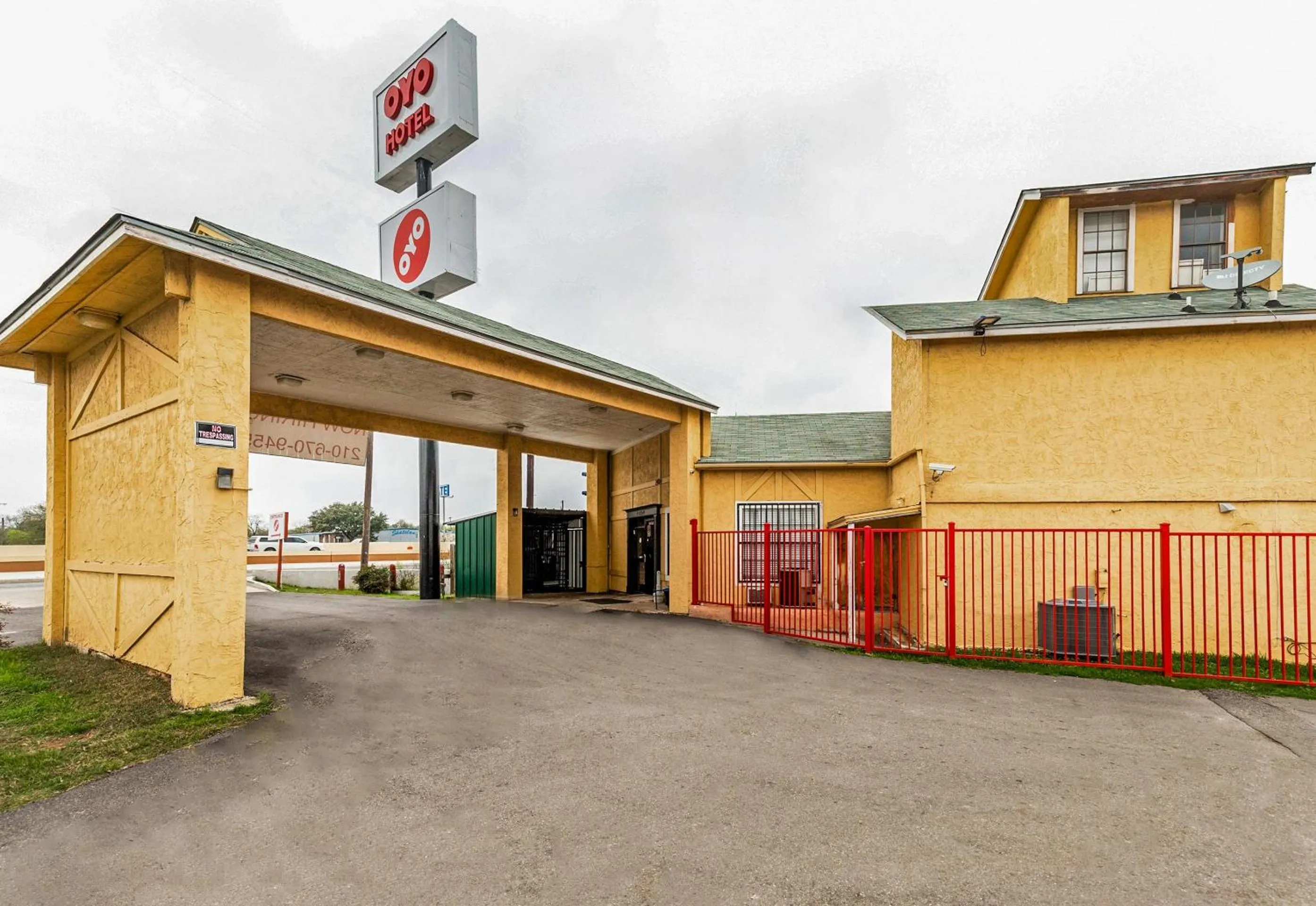 Facade/entrance in OYO Hotel San Antonio Lackland near Seaworld