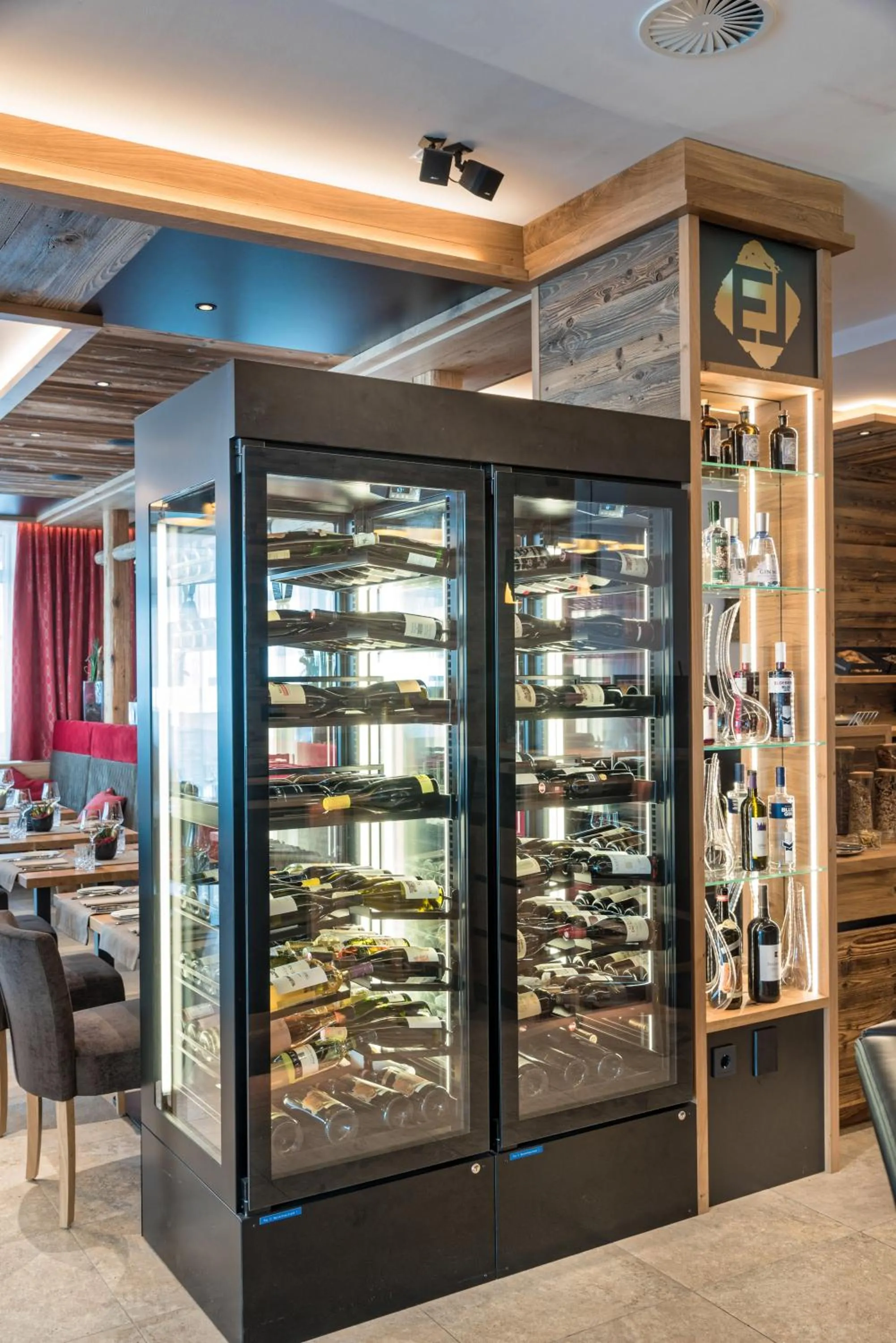 Restaurant/places to eat in Hotel Eldorado