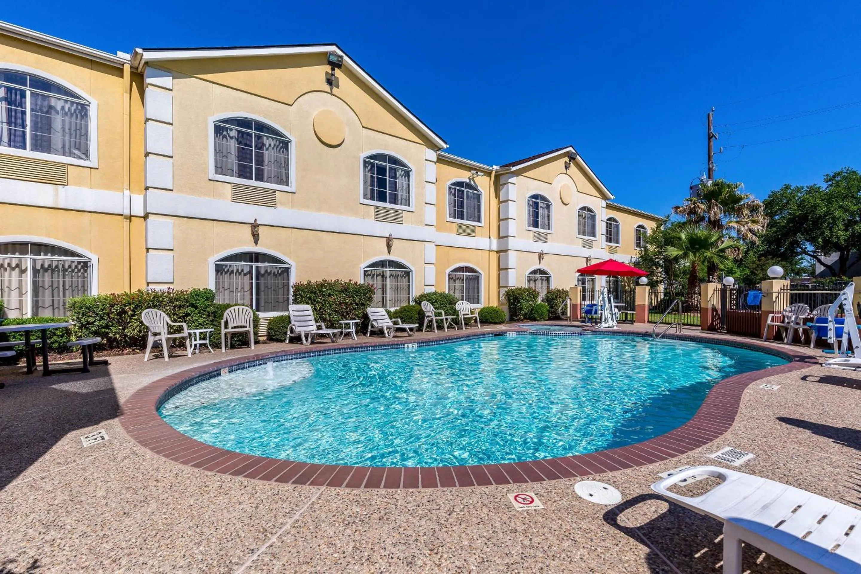 Swimming pool in Quality Suites North Houston - Spring