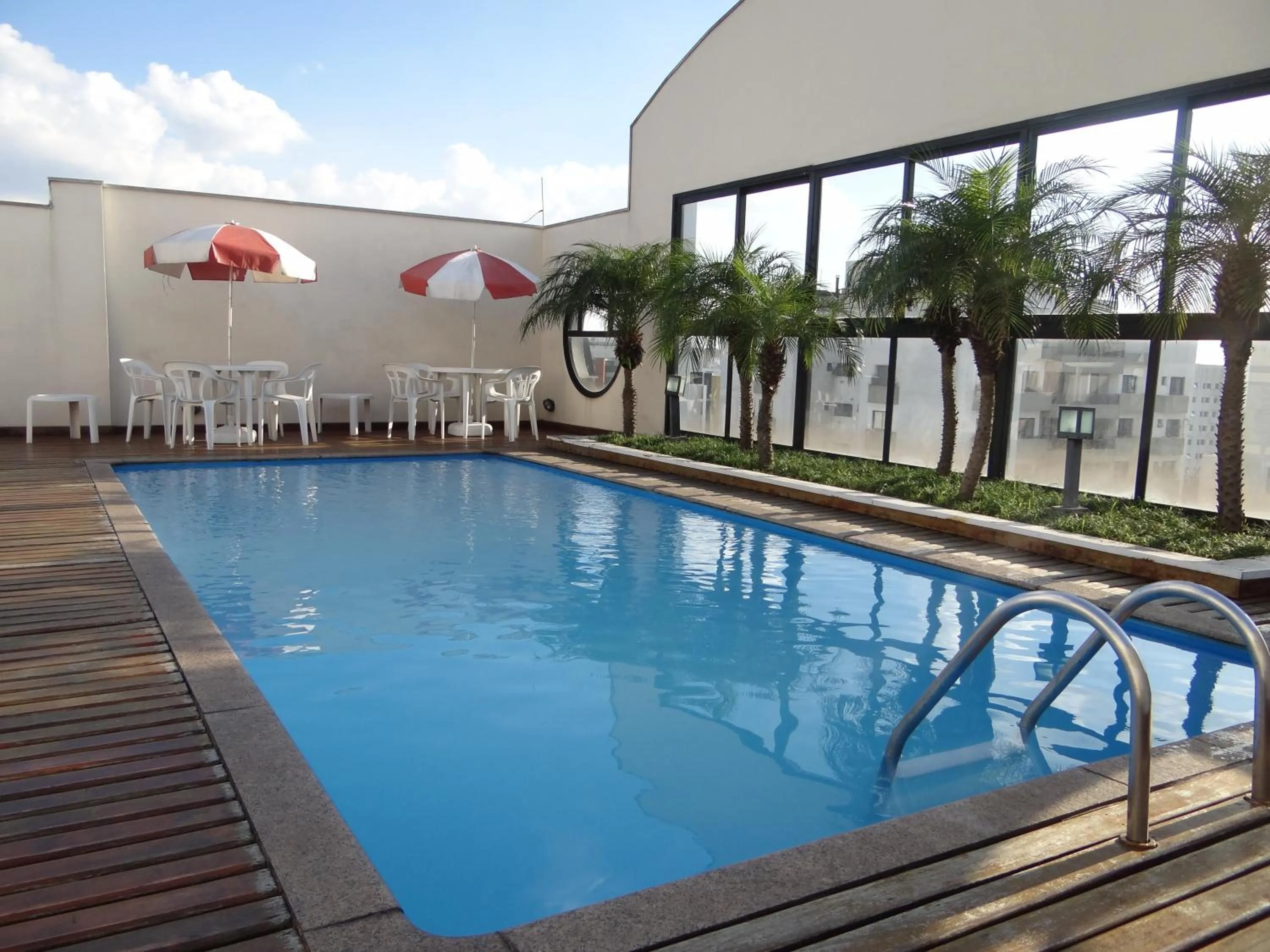 Swimming pool in Tsue The Palace Flats