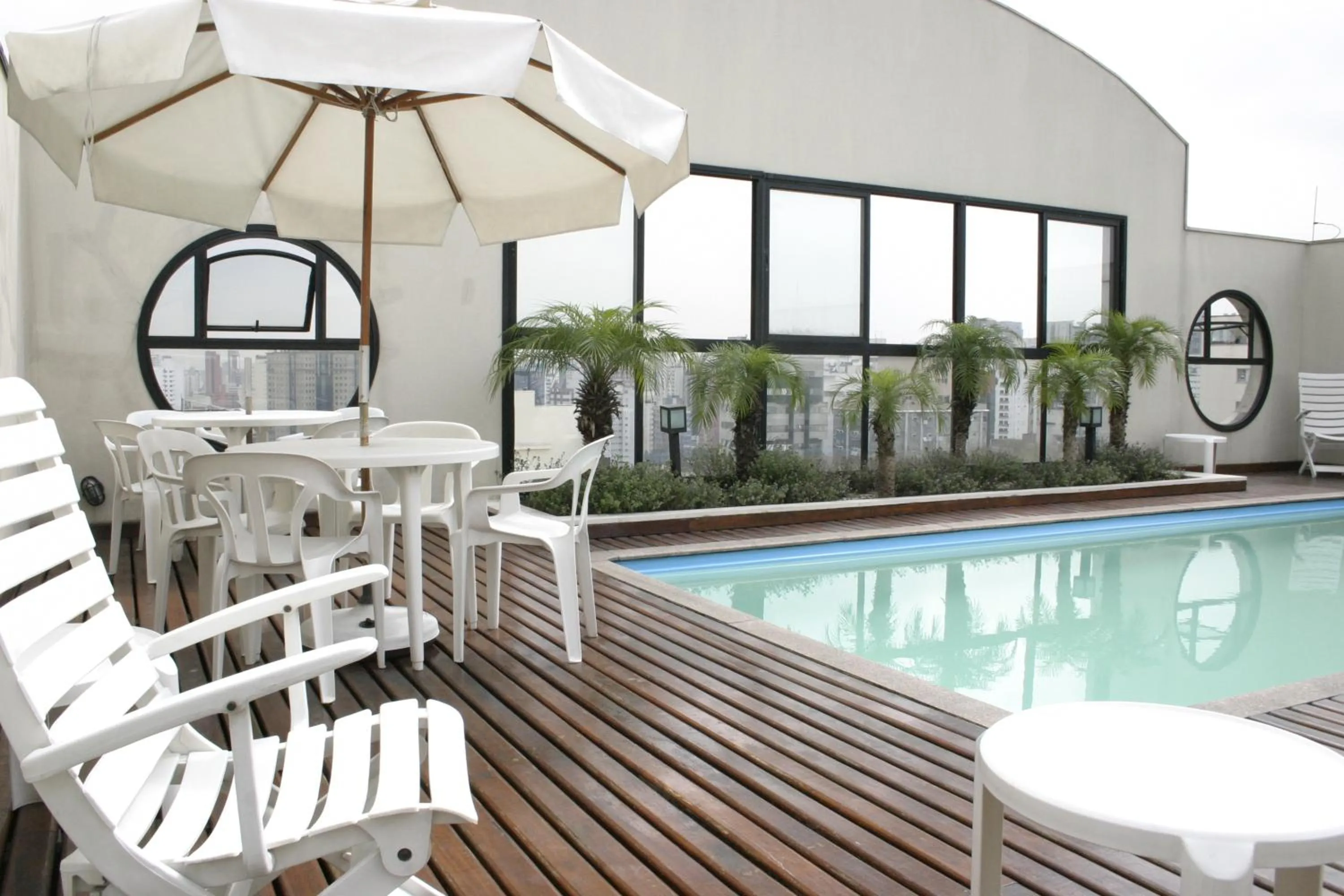 Swimming pool in Tsue The Palace Flats