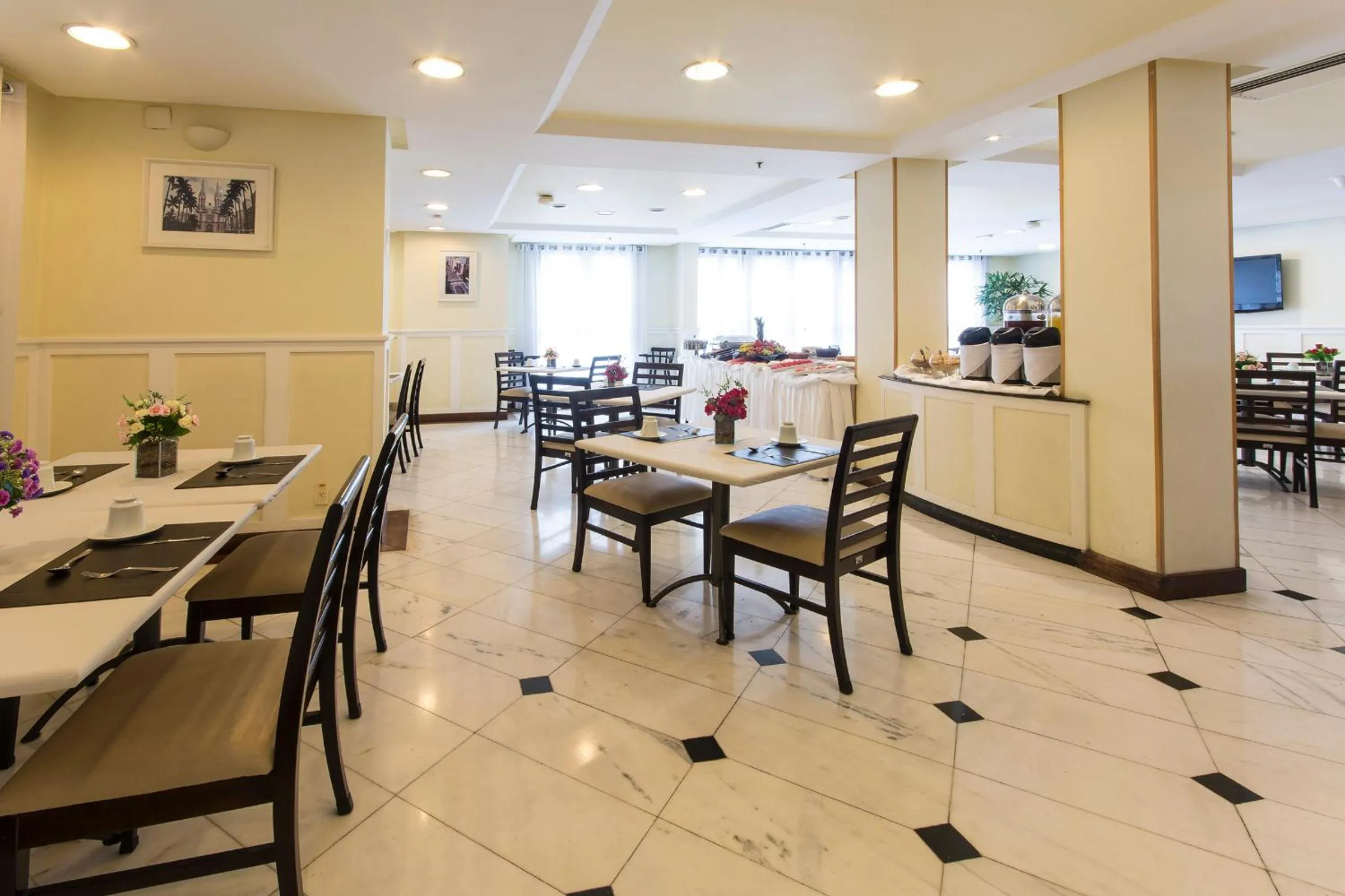 Buffet breakfast in Tsue The Palace Flats