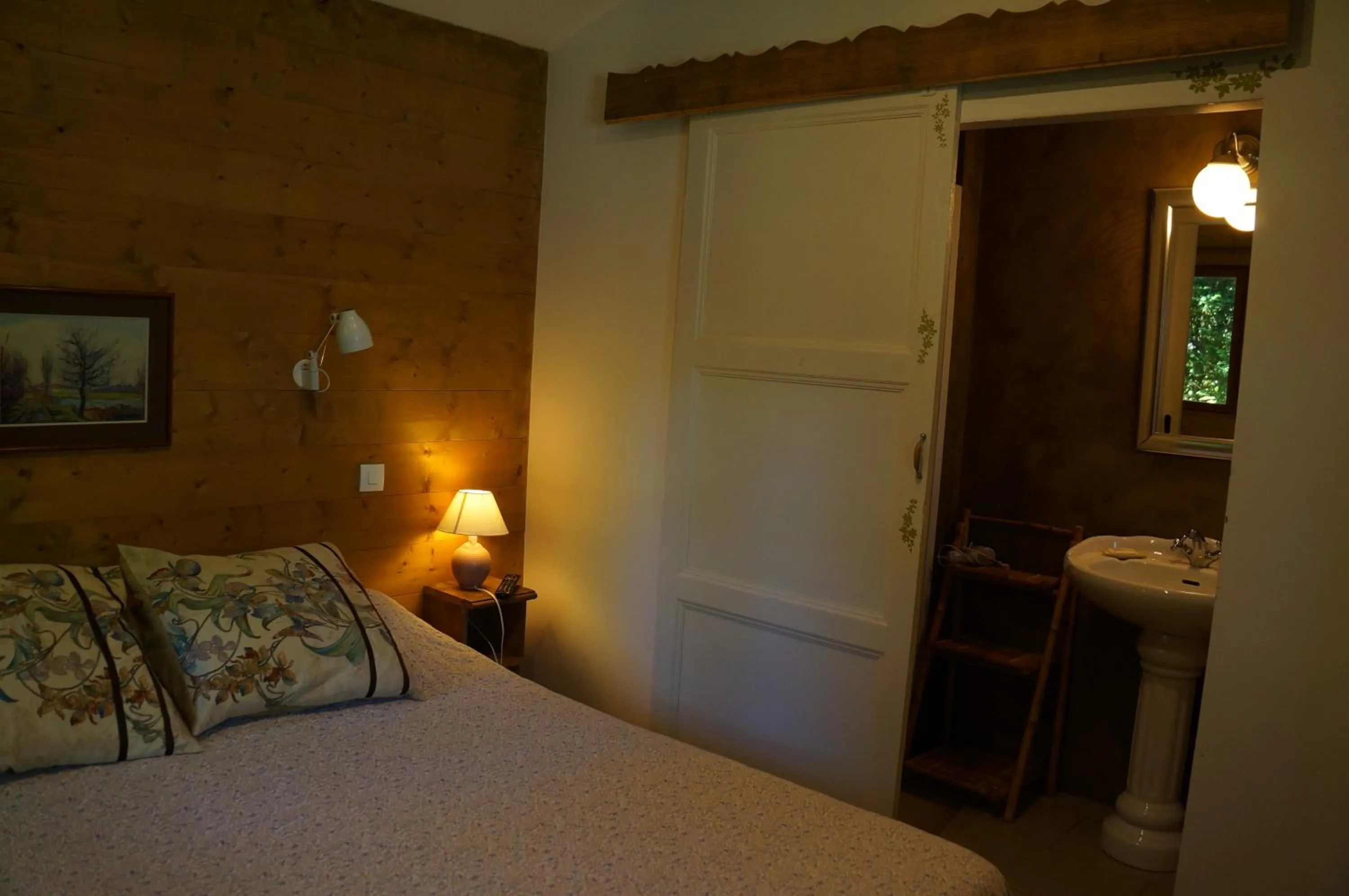 Bed in la maison des chartreux