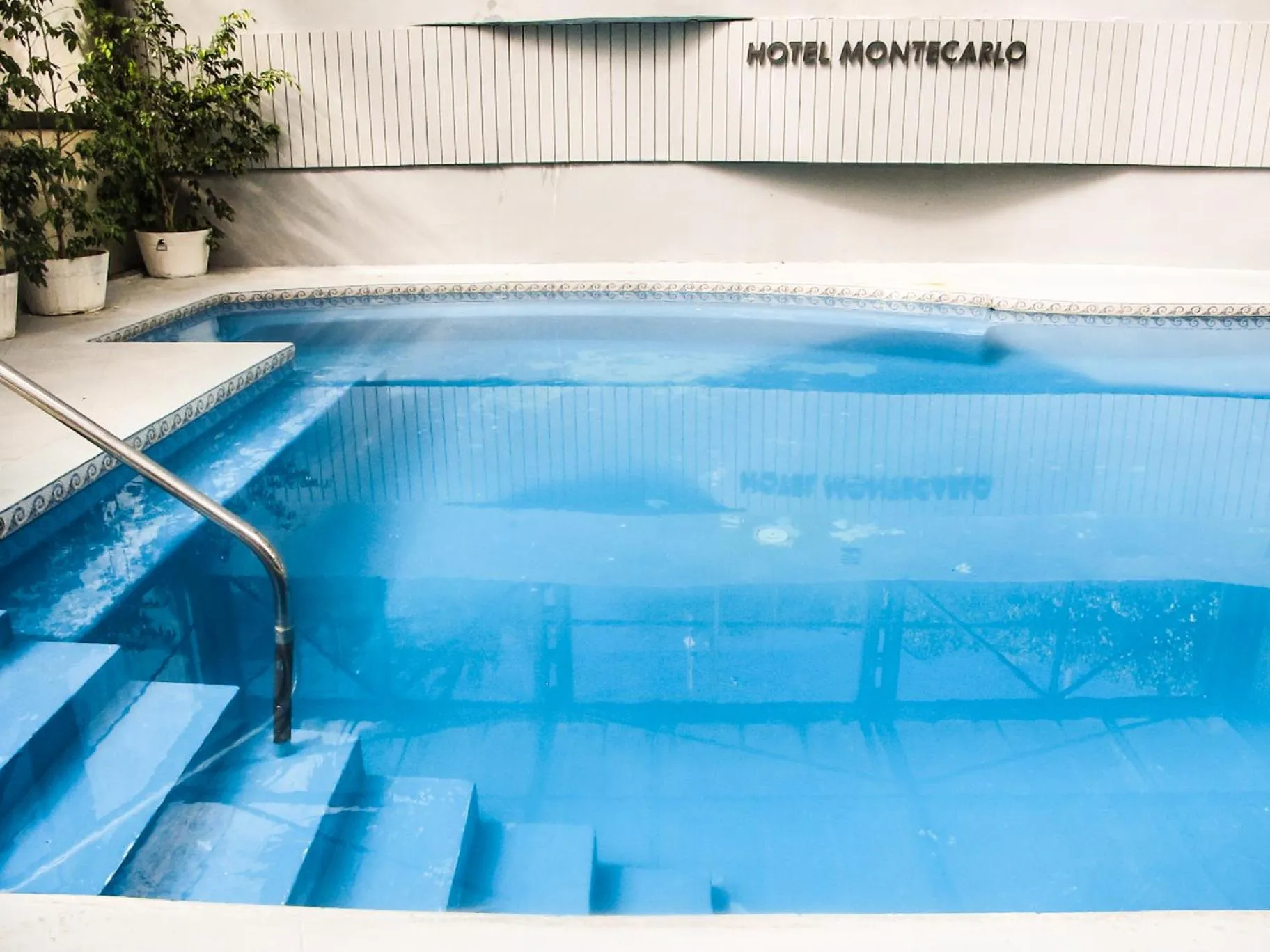 Swimming pool in Hotel Montecarlo Viña del Mar