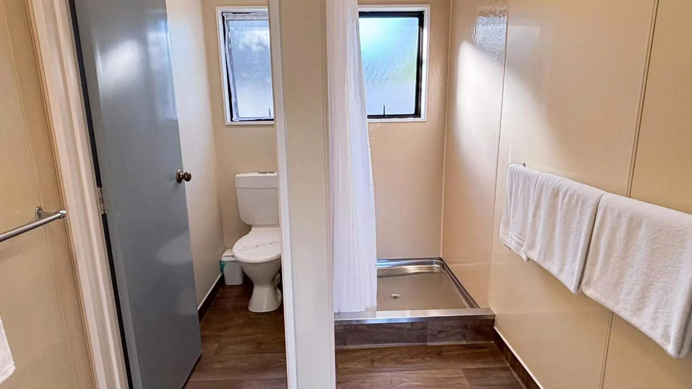 Bathroom in Arcadia Motel