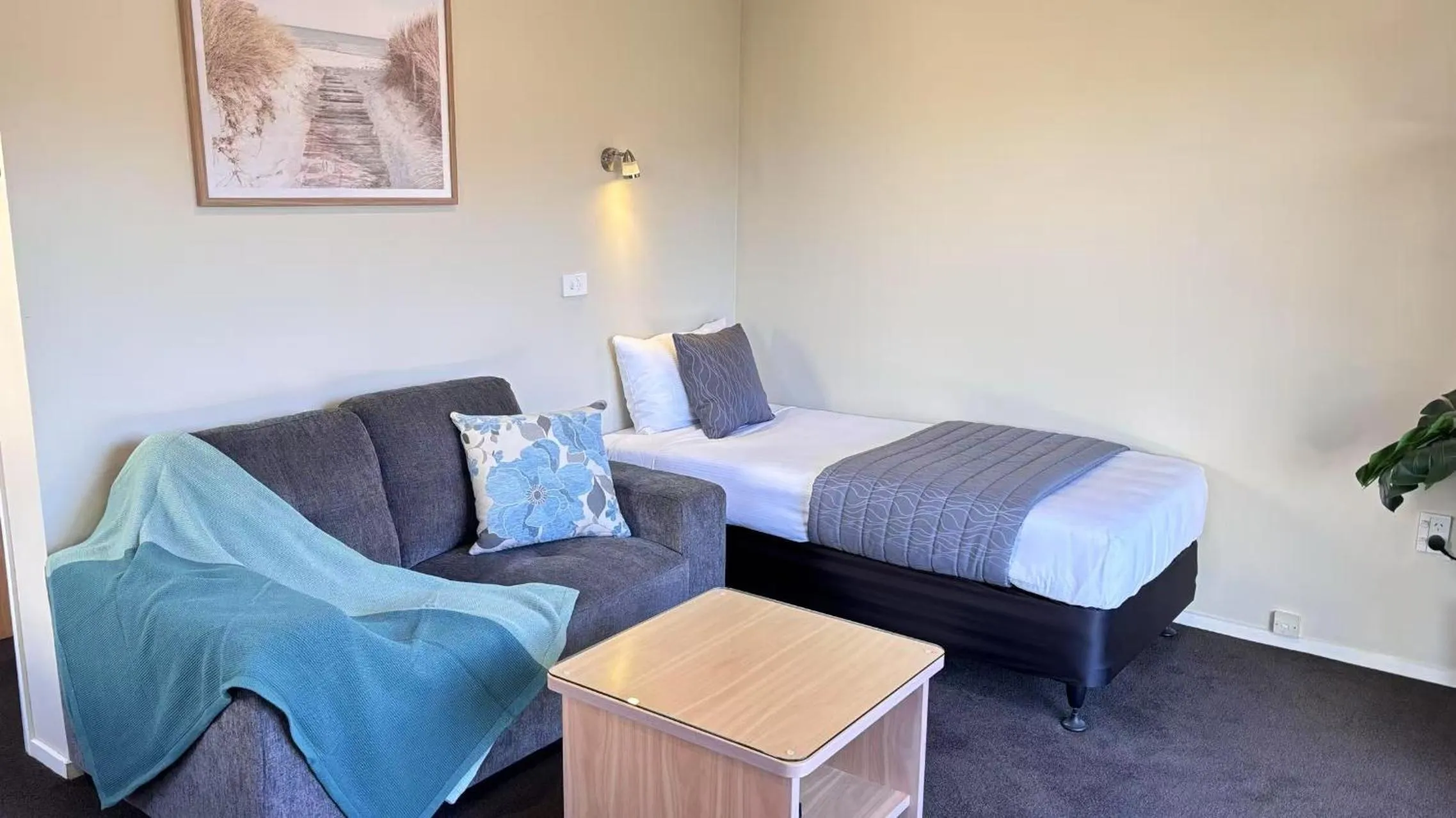 Living room, Bed in Arcadia Motel