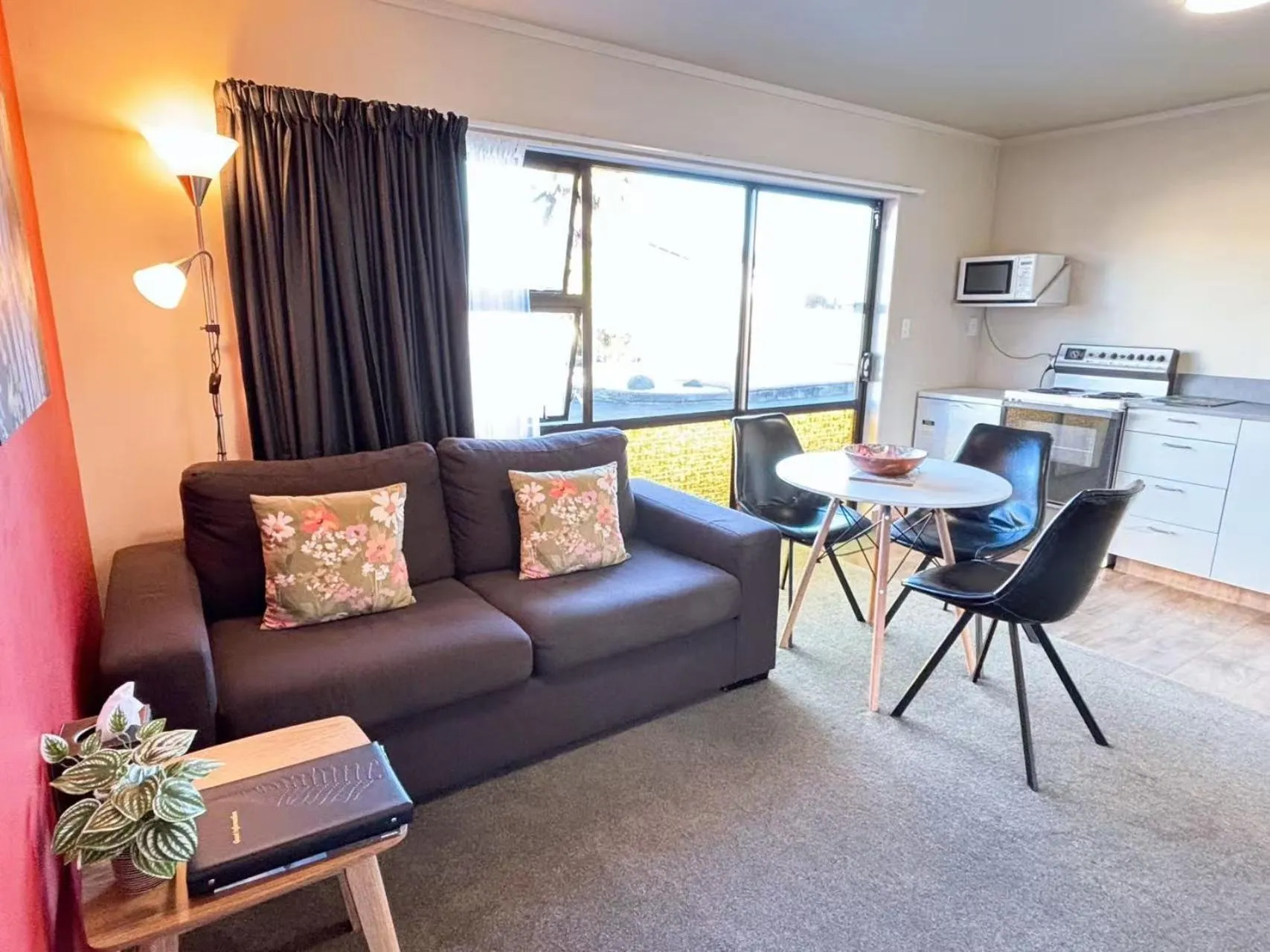 Seating area in Arcadia Motel