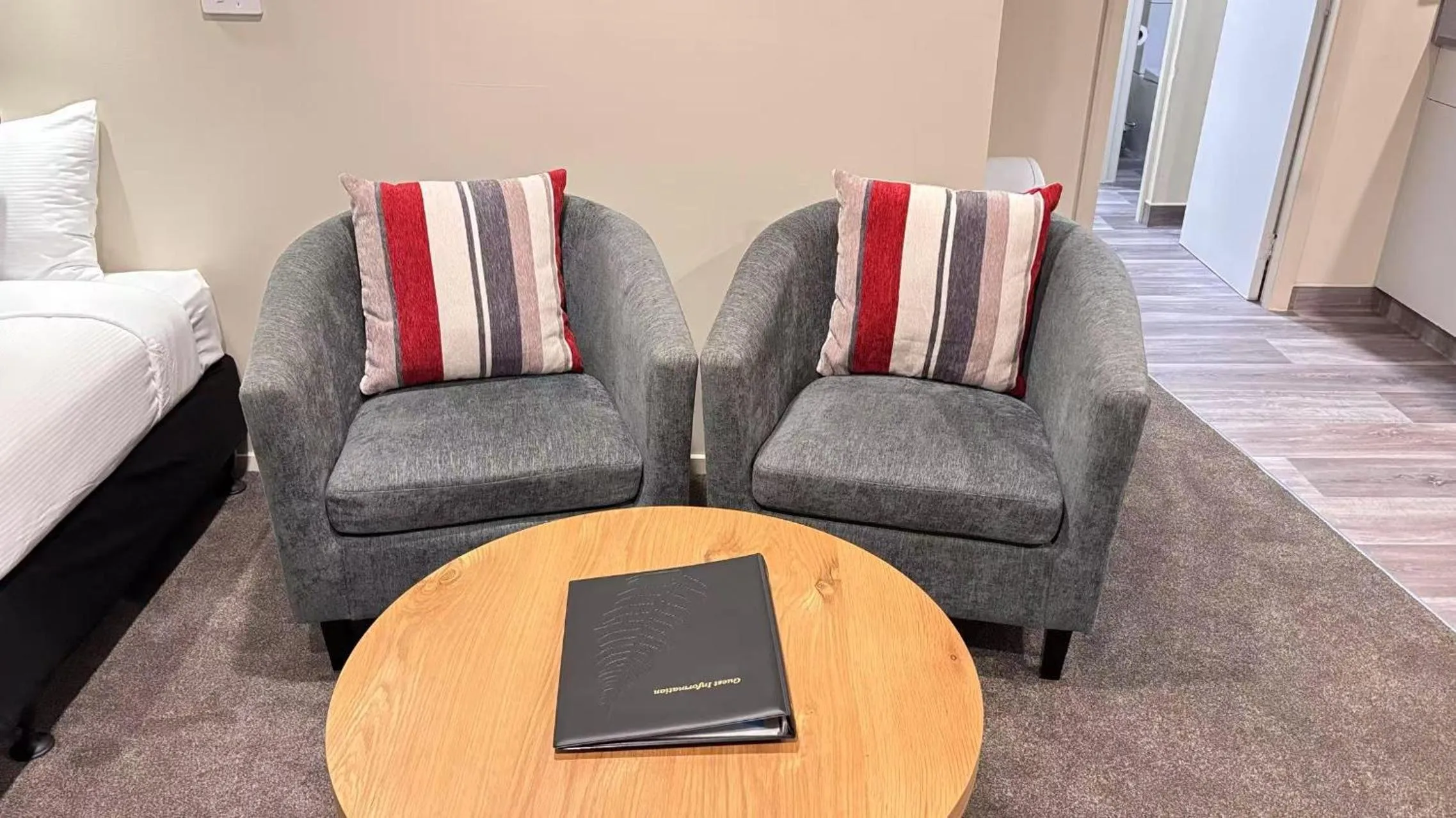 Living room, Bed in Arcadia Motel