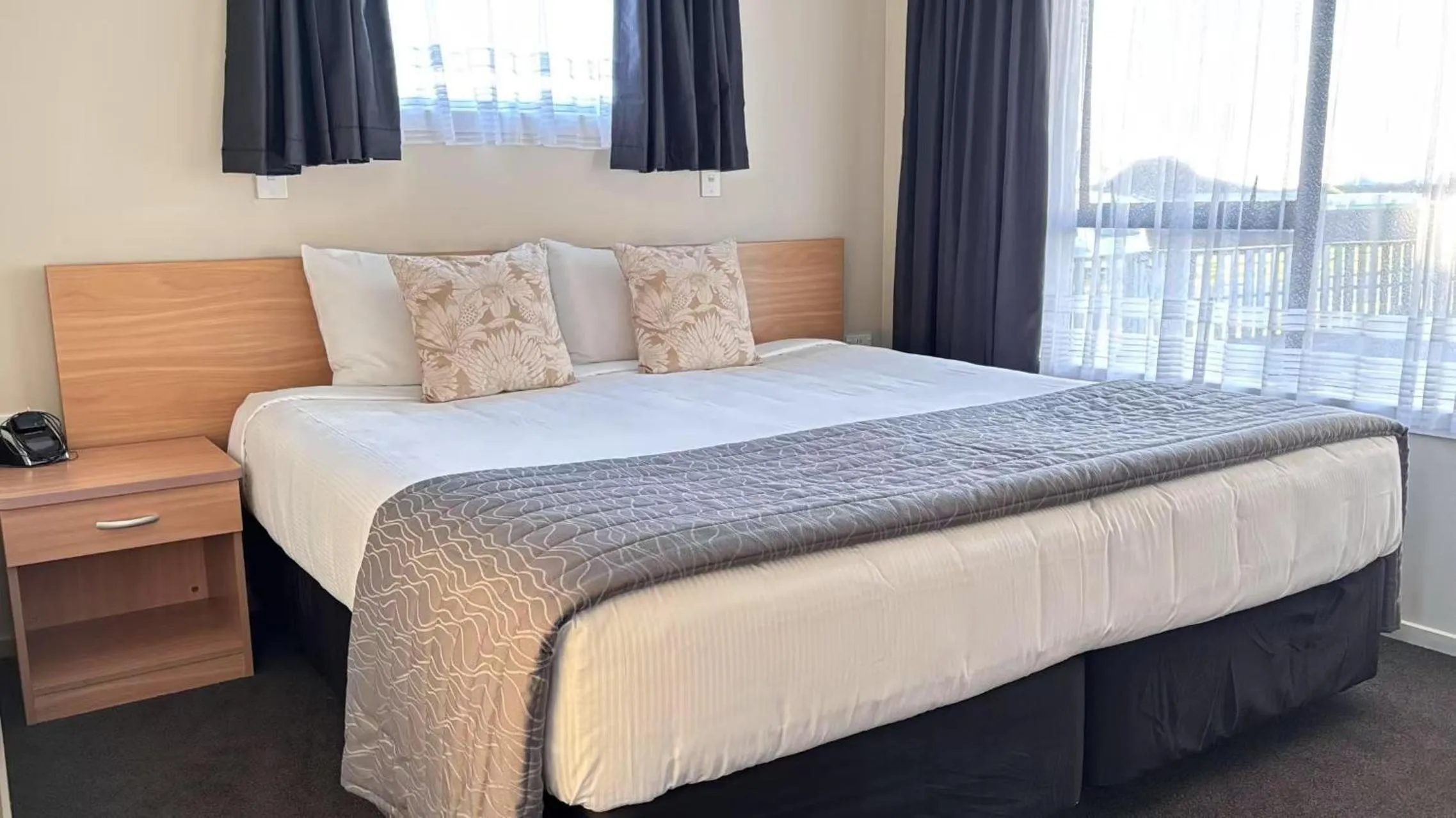 Bed in Arcadia Motel