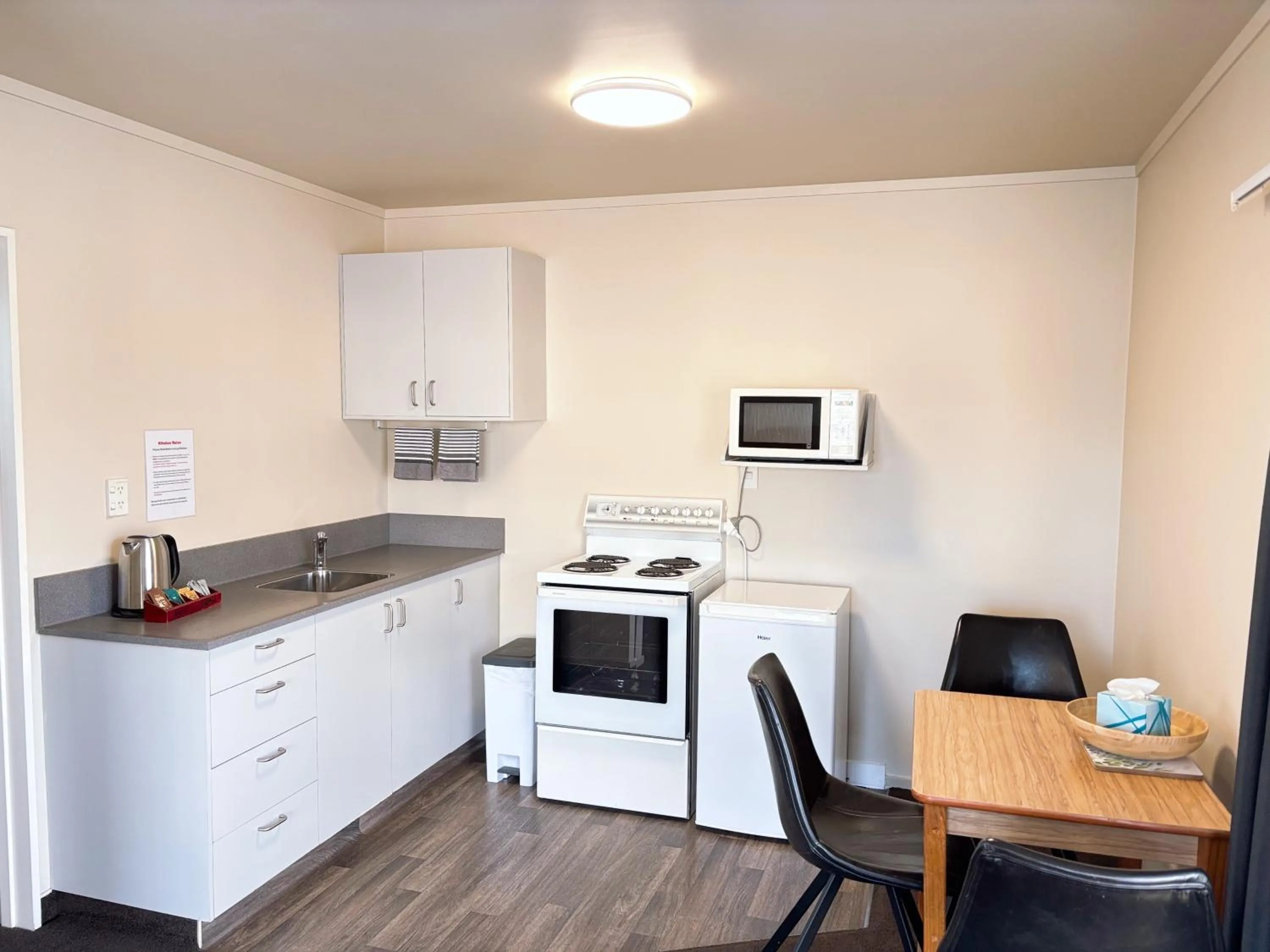 kitchen in Arcadia Motel