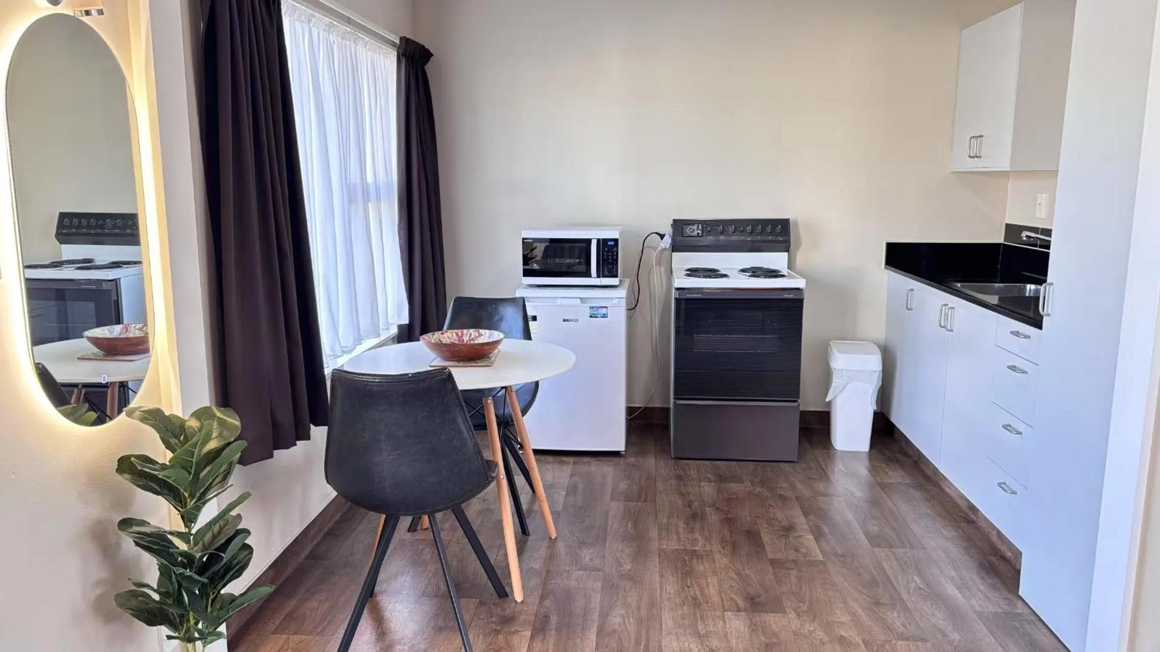 kitchen in Arcadia Motel