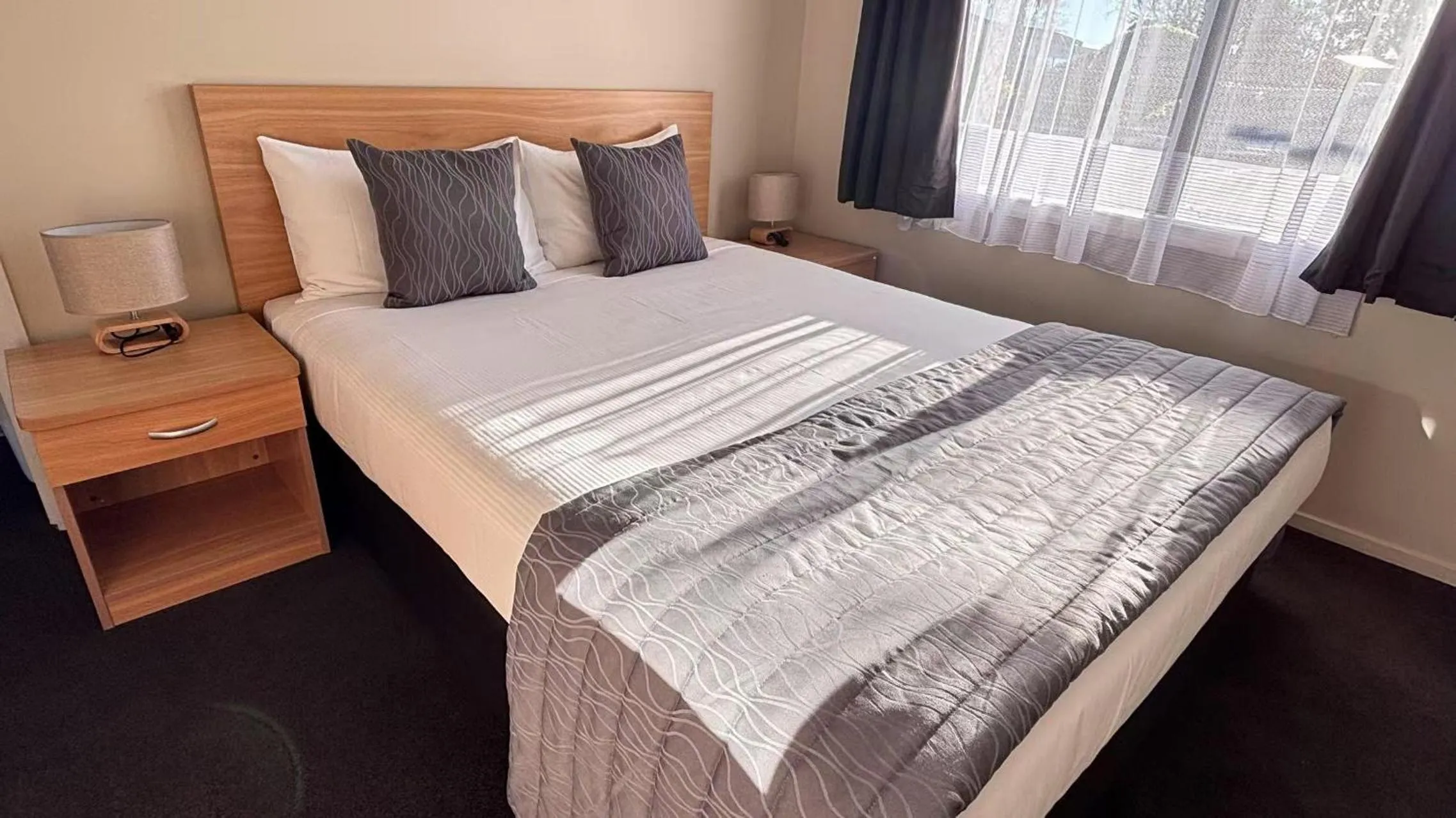 Bedroom, Bed in Arcadia Motel