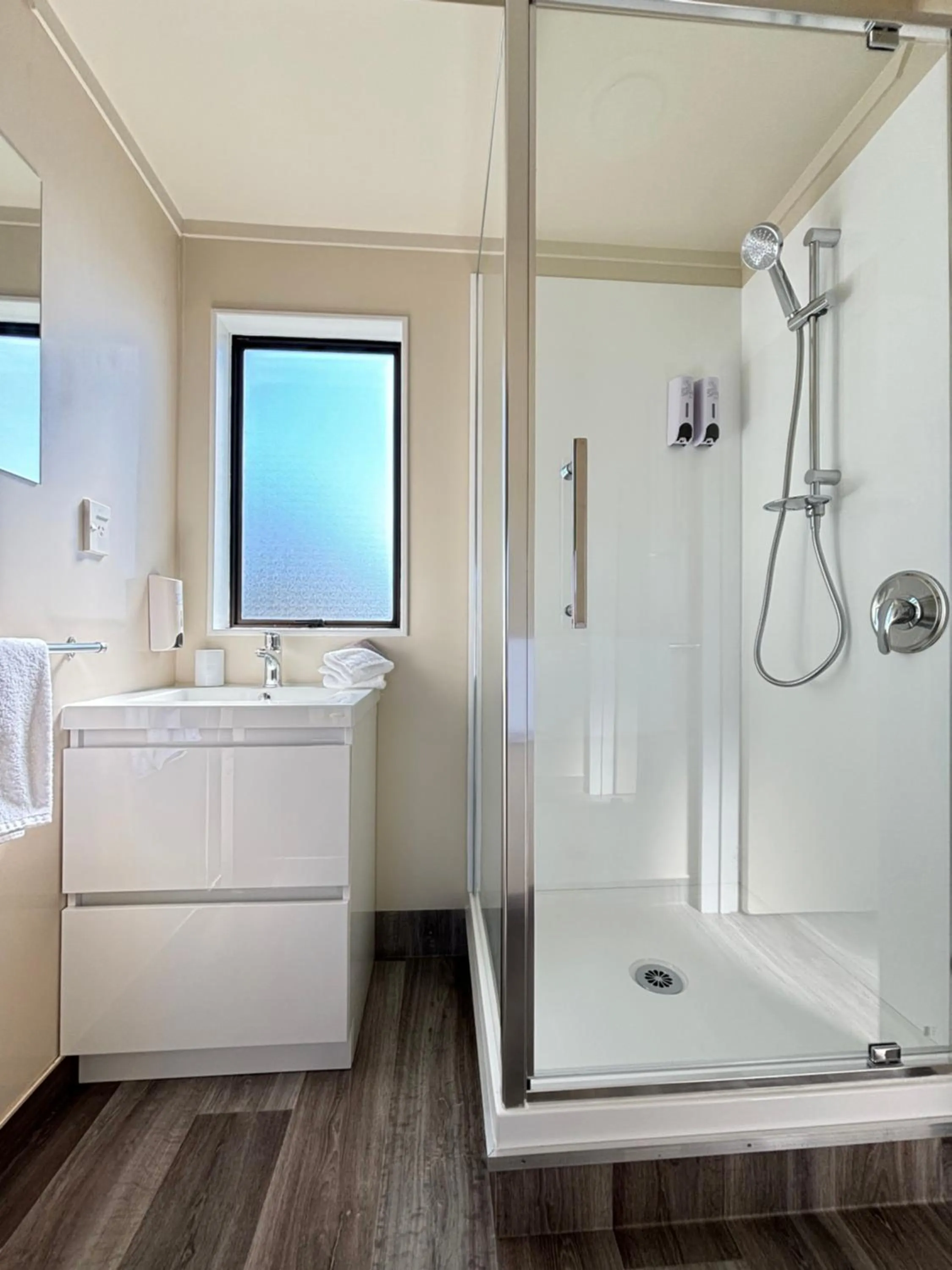 Shower in Arcadia Motel