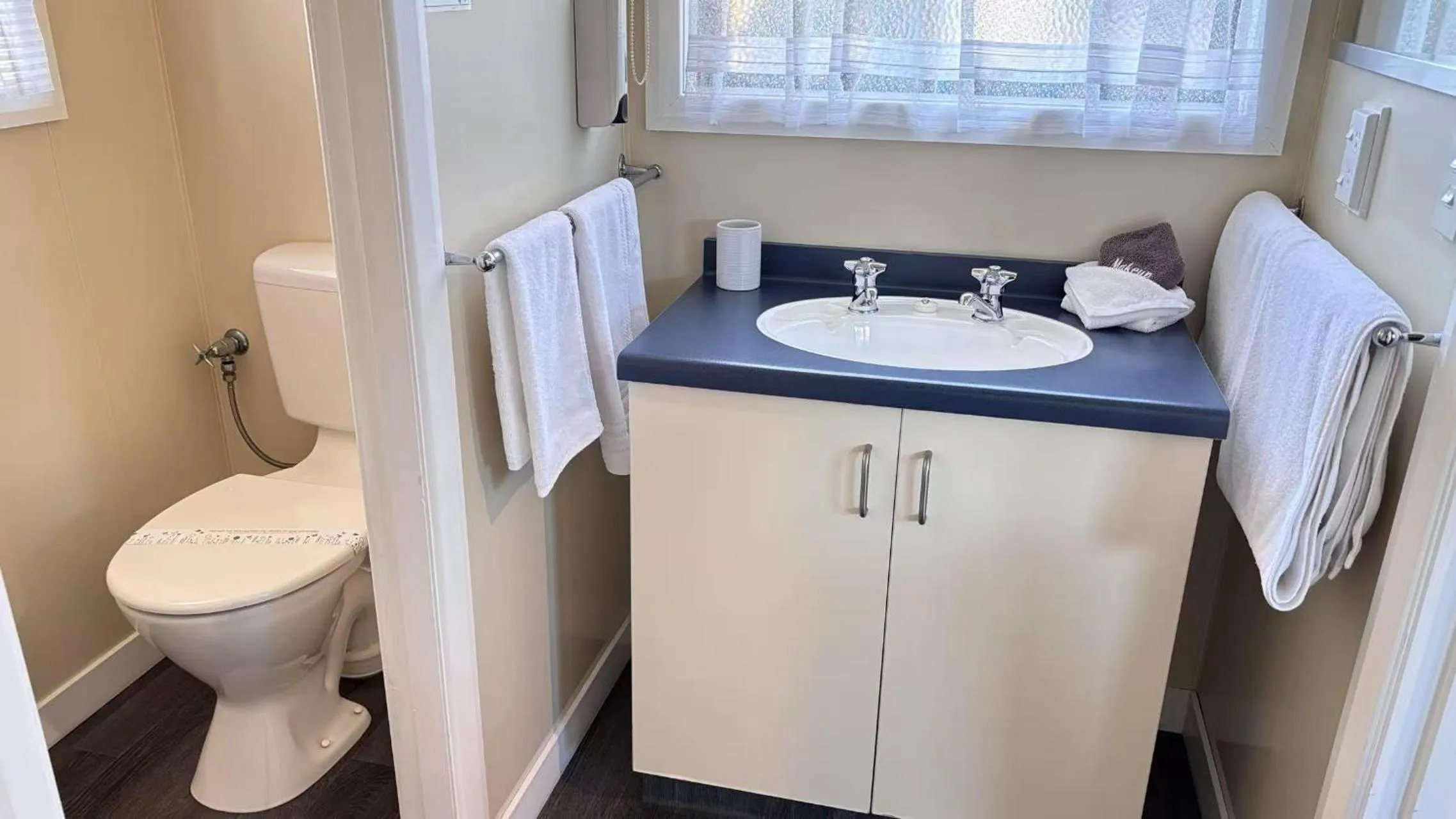 Bathroom, Bed in Arcadia Motel