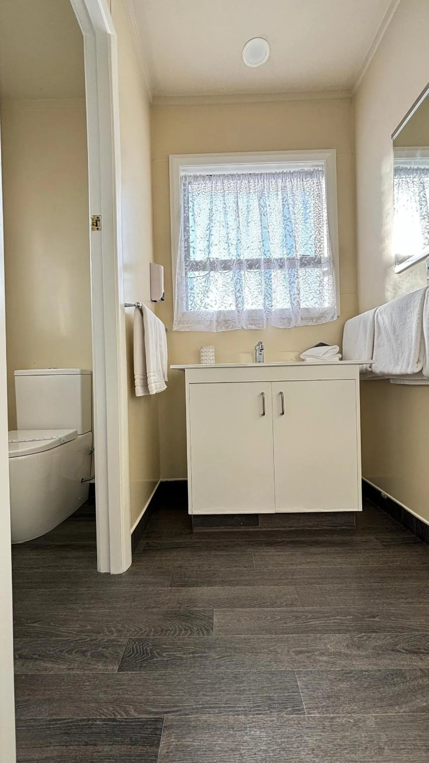 Bathroom, Bed in Arcadia Motel