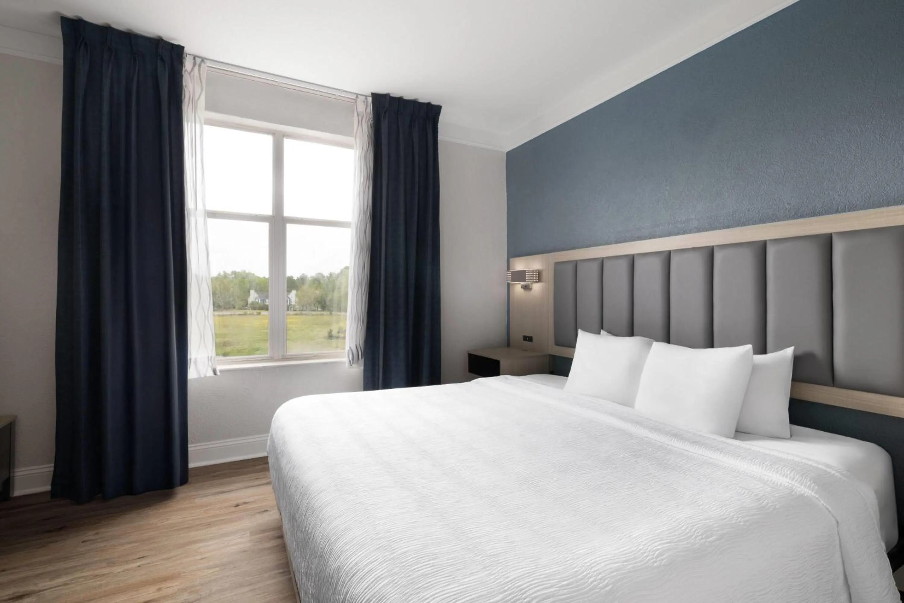 Photo of the whole room, Bed in Wingate by Wyndham Savannah Gateway