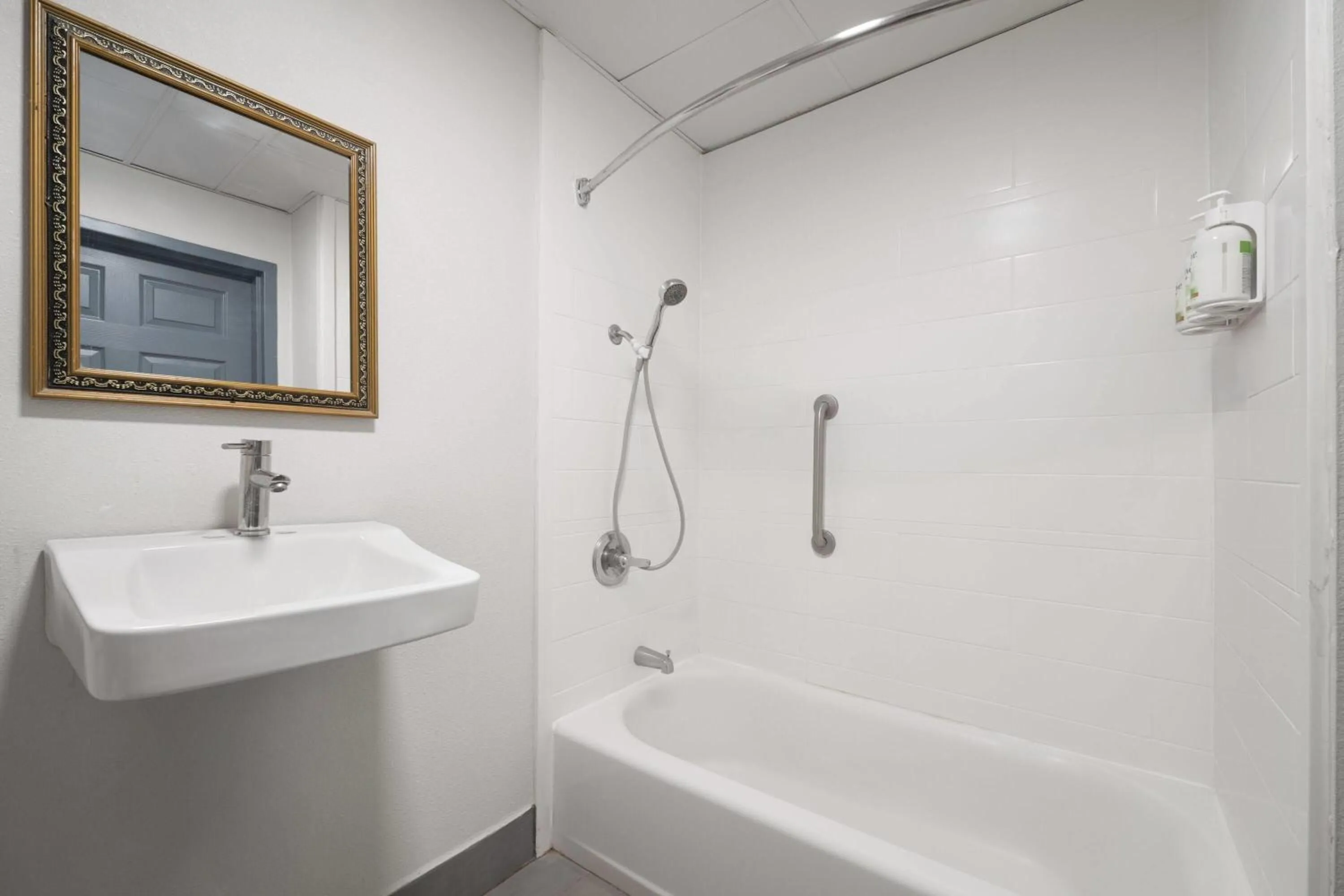 Bathroom in Wingate by Wyndham Savannah Gateway