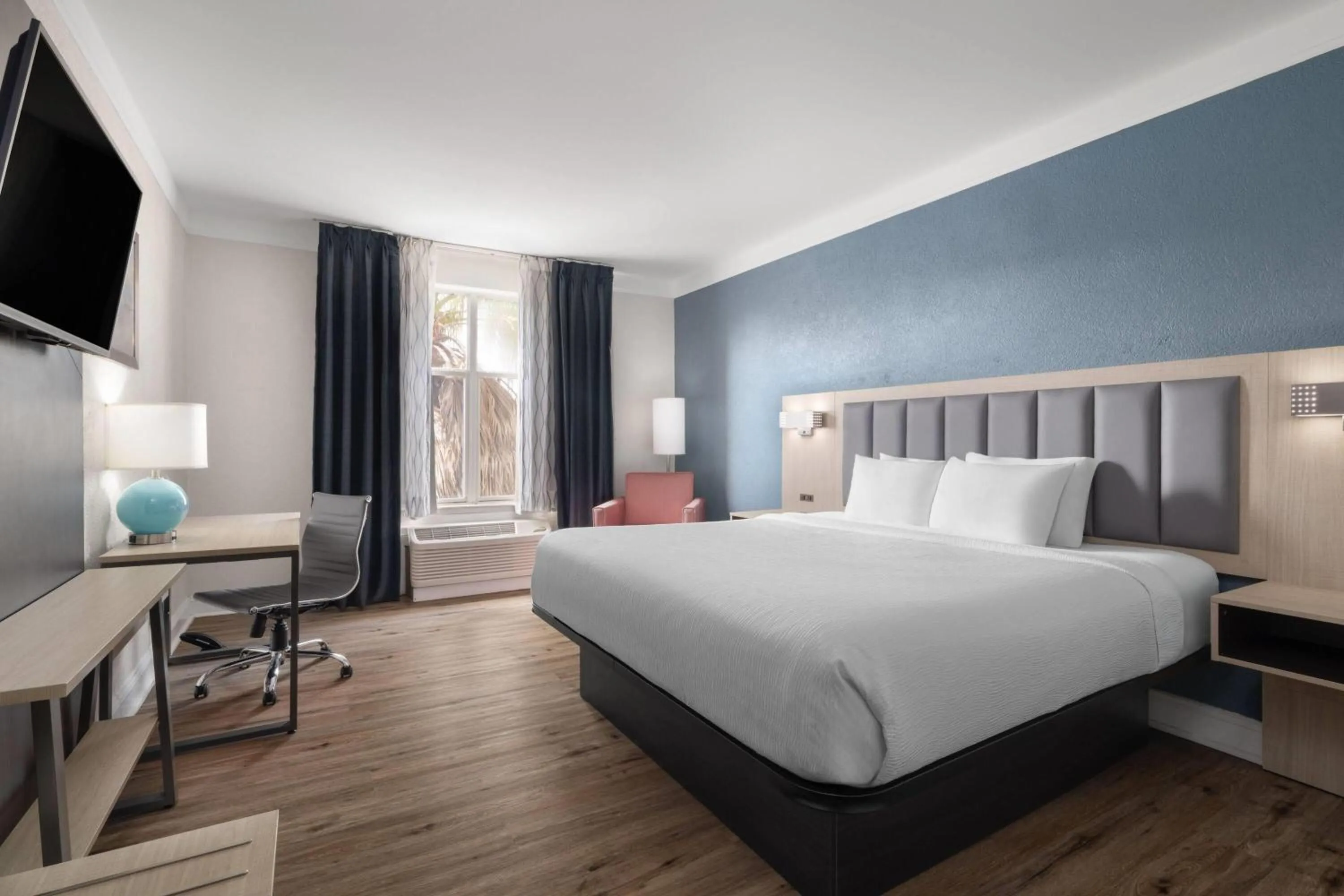 Photo of the whole room, Bed in Wingate by Wyndham Savannah Gateway