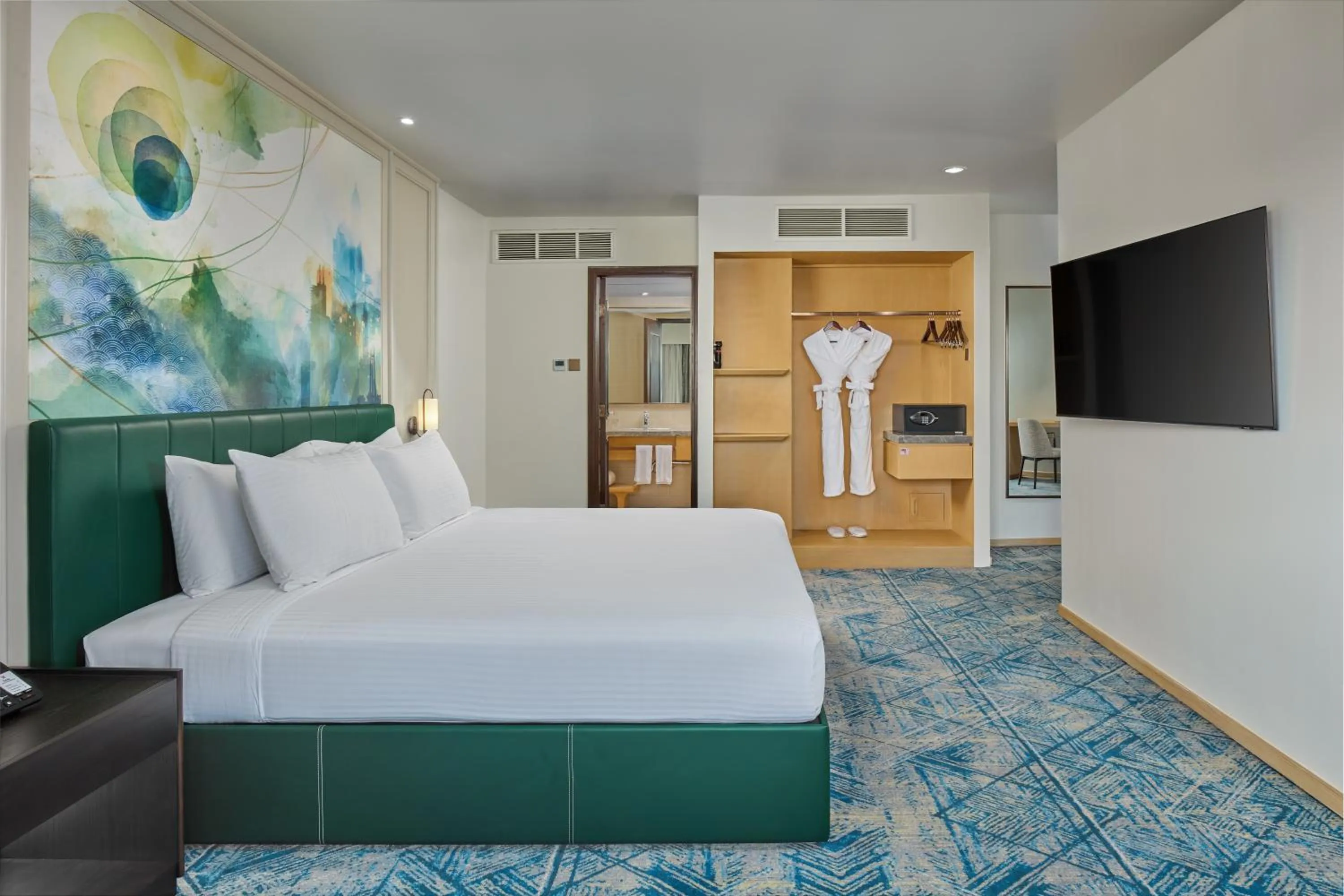 Guests, Bed in The Heritage Hotel Manila