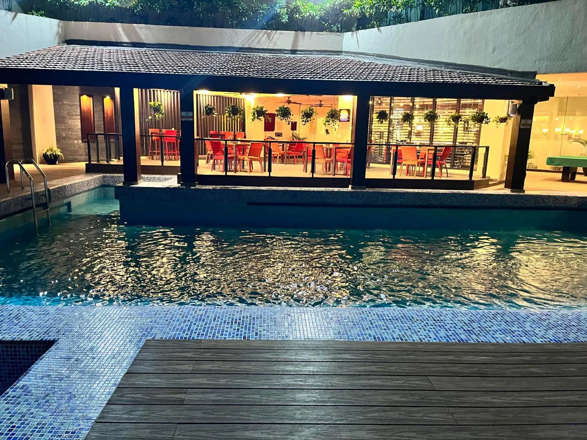 Swimming pool in The Heritage Hotel Manila