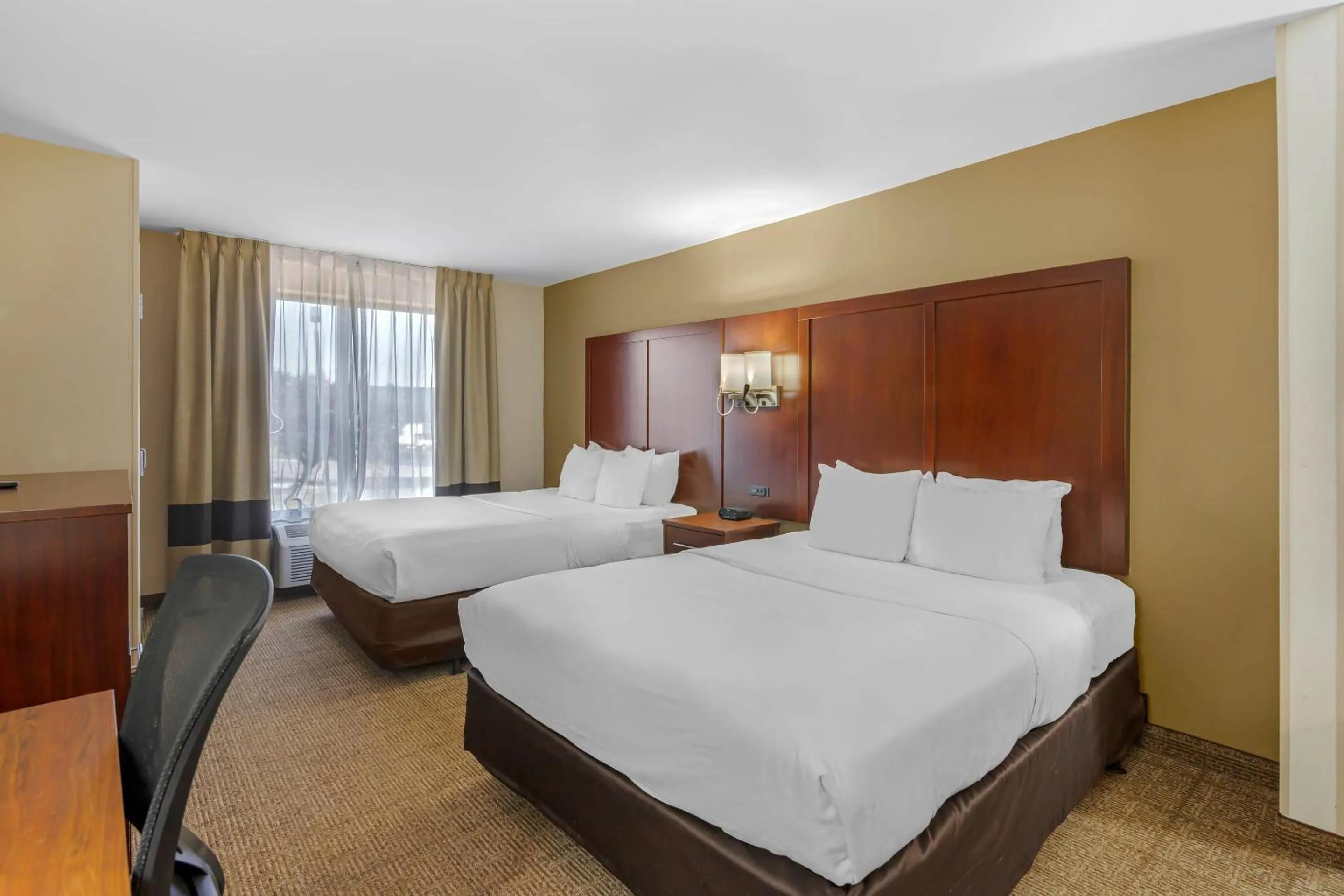 Bedroom, Bed in Comfort Suites Savannah Gateway I-95