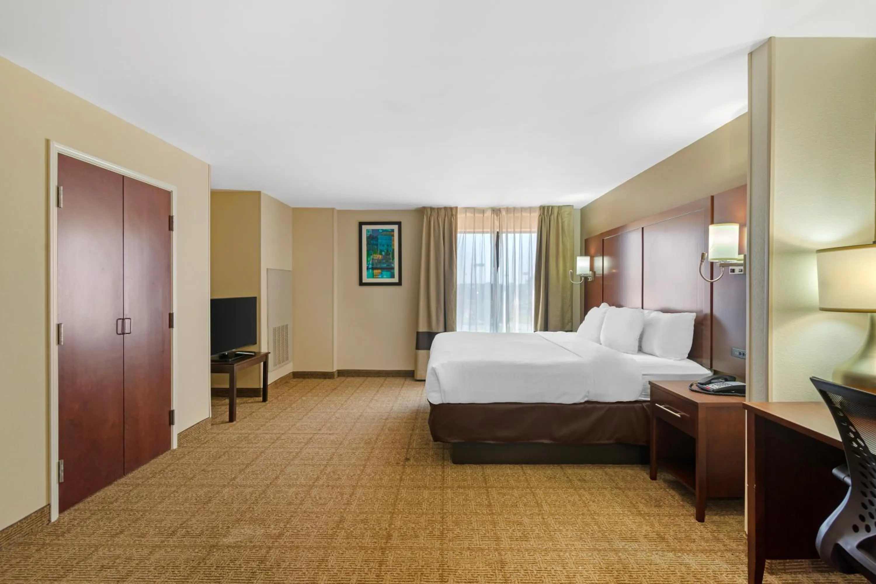 Bedroom, Bed in Comfort Suites Savannah Gateway I-95