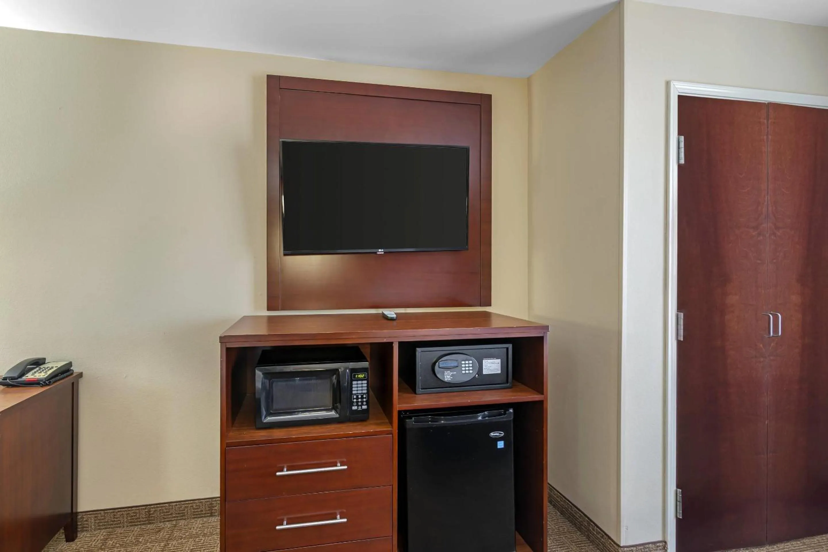 Bedroom in Comfort Suites Savannah Gateway I-95