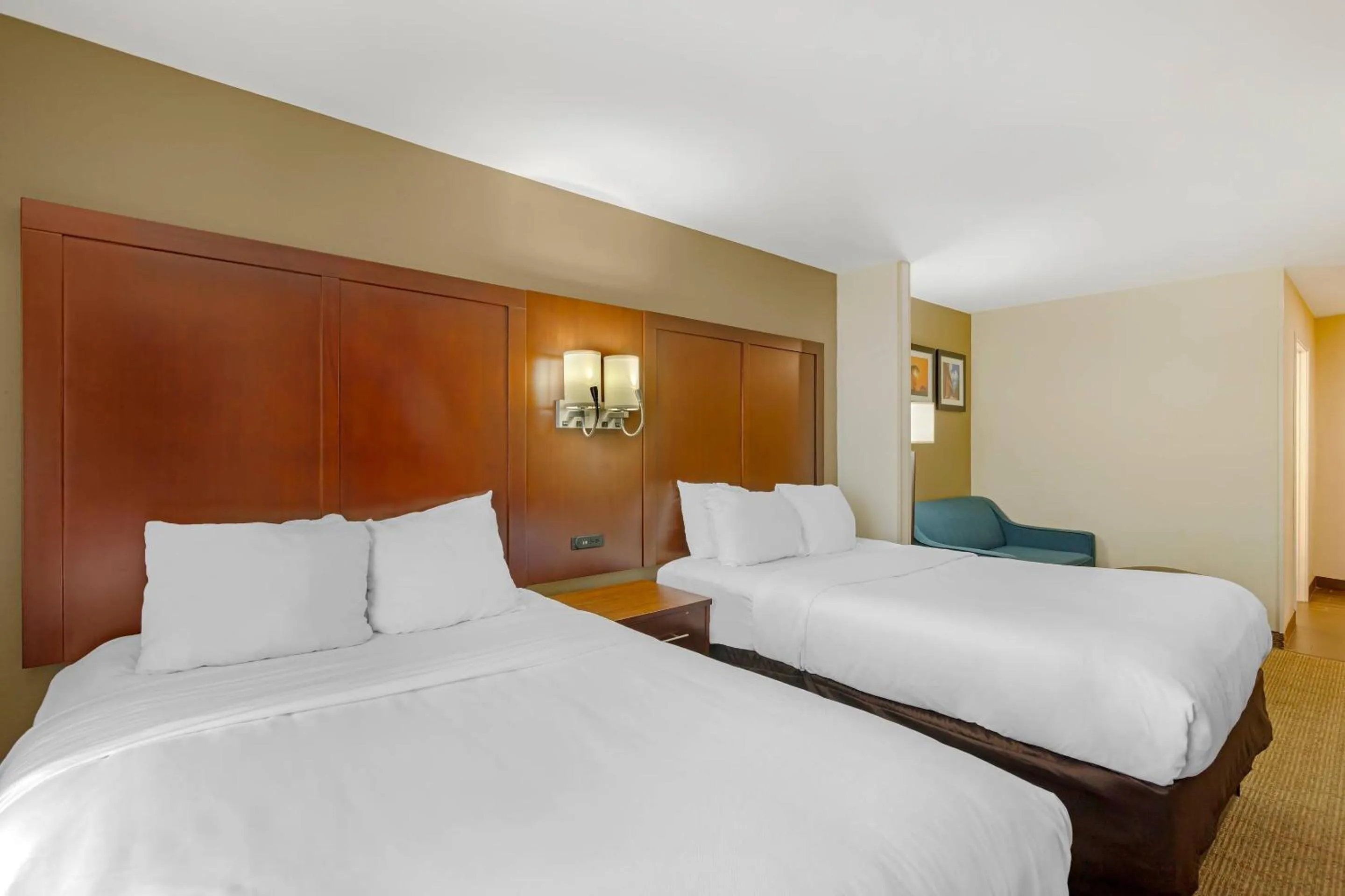 Bedroom, Bed in Comfort Suites Savannah Gateway I-95