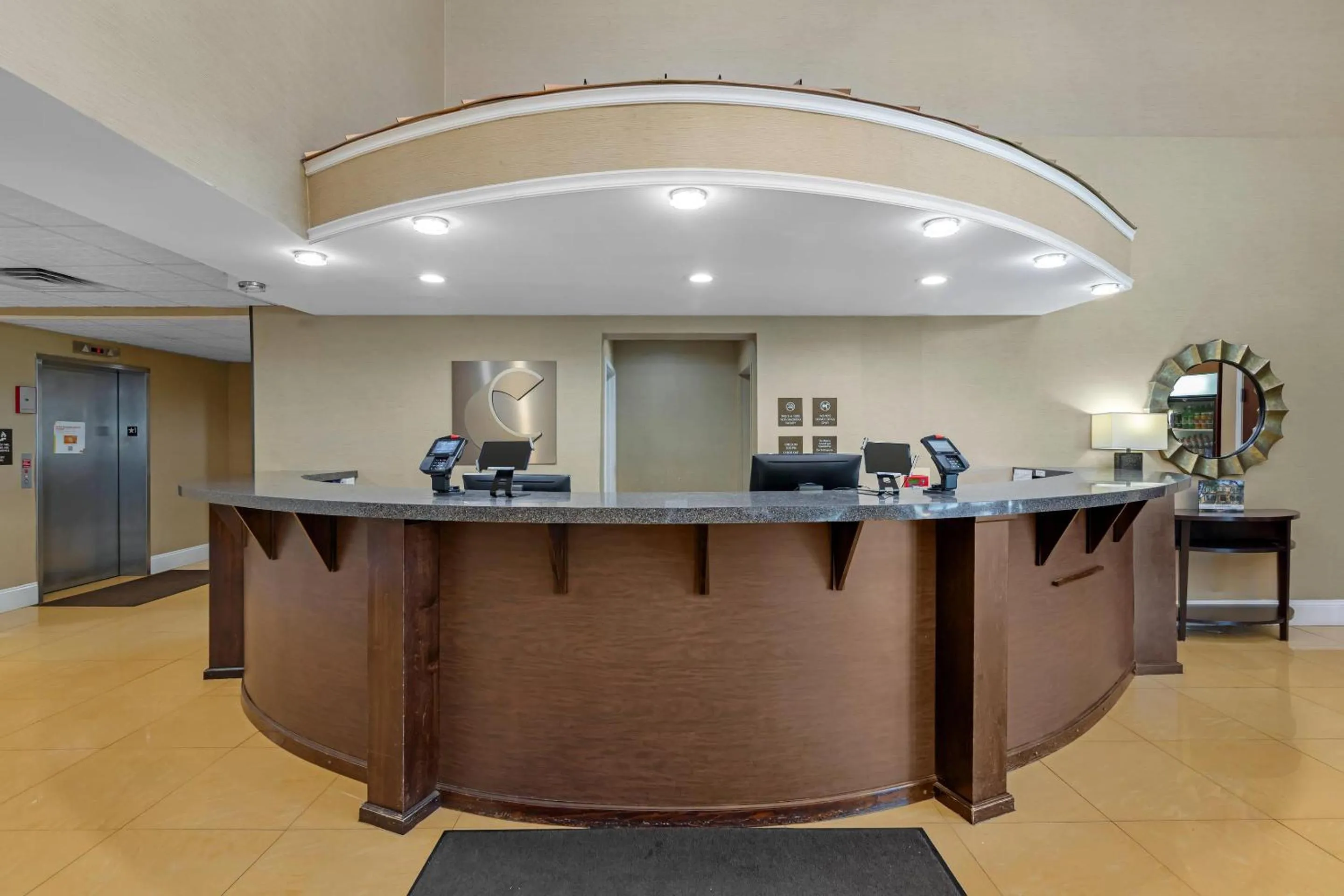 Lobby or reception in Comfort Suites Savannah Gateway I-95