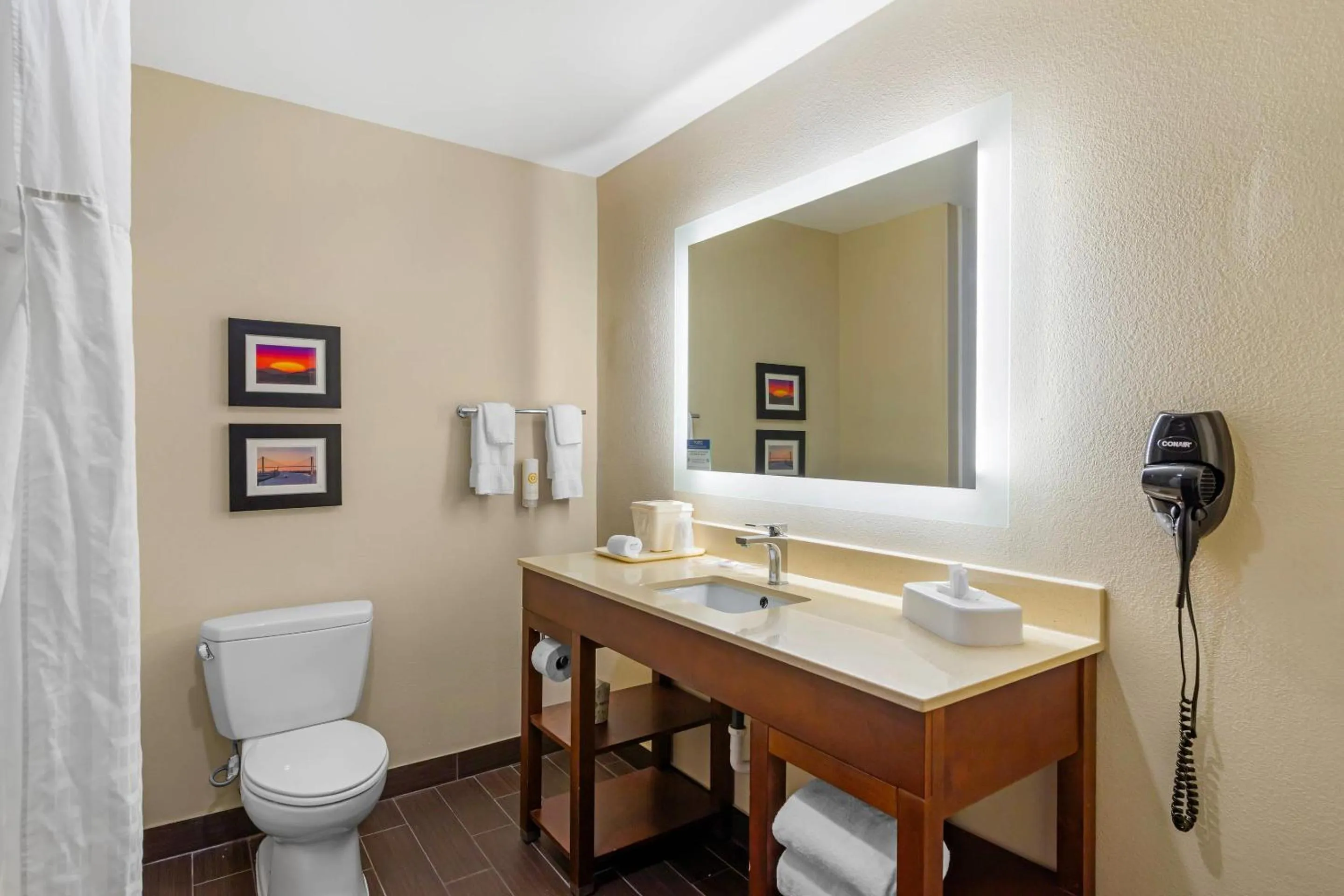 Bedroom in Comfort Suites Savannah Gateway I-95