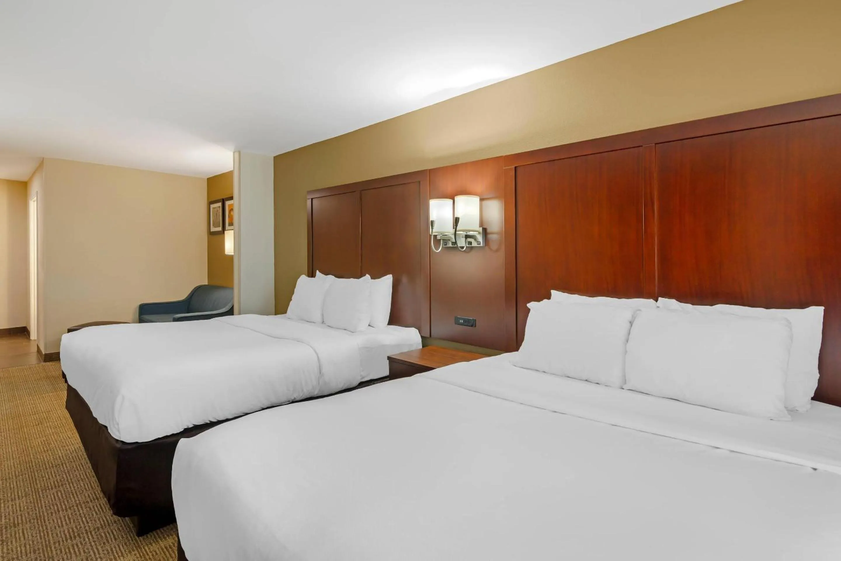 Bedroom, Bed in Comfort Suites Savannah Gateway I-95