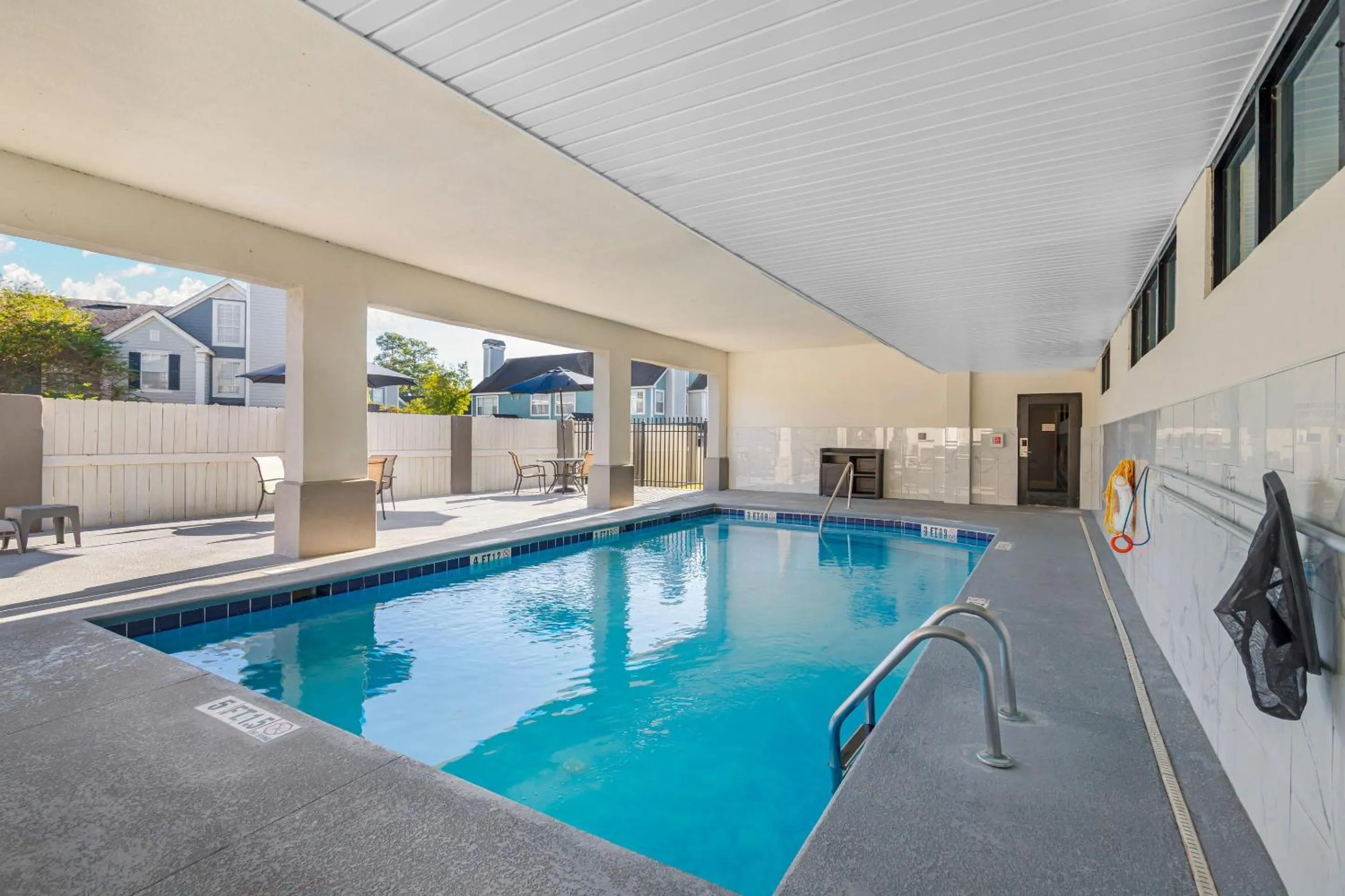 Swimming pool in Comfort Suites Savannah Gateway I-95