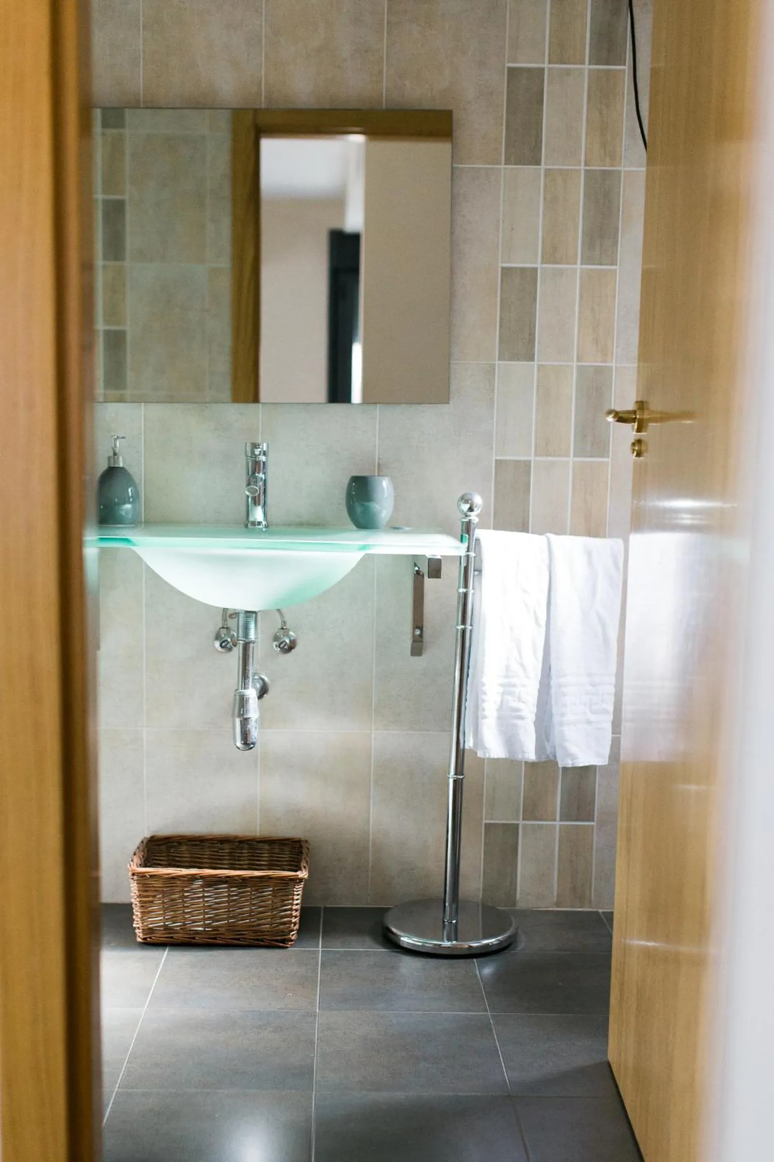 Bathroom in Ronda Navarra by Valdesierra