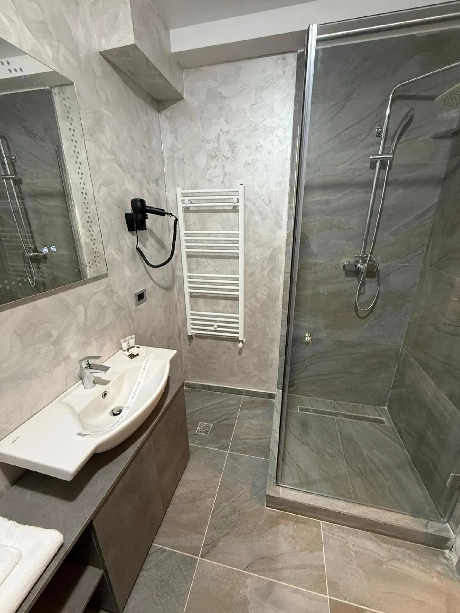 Shower in Black Tulip Hotel