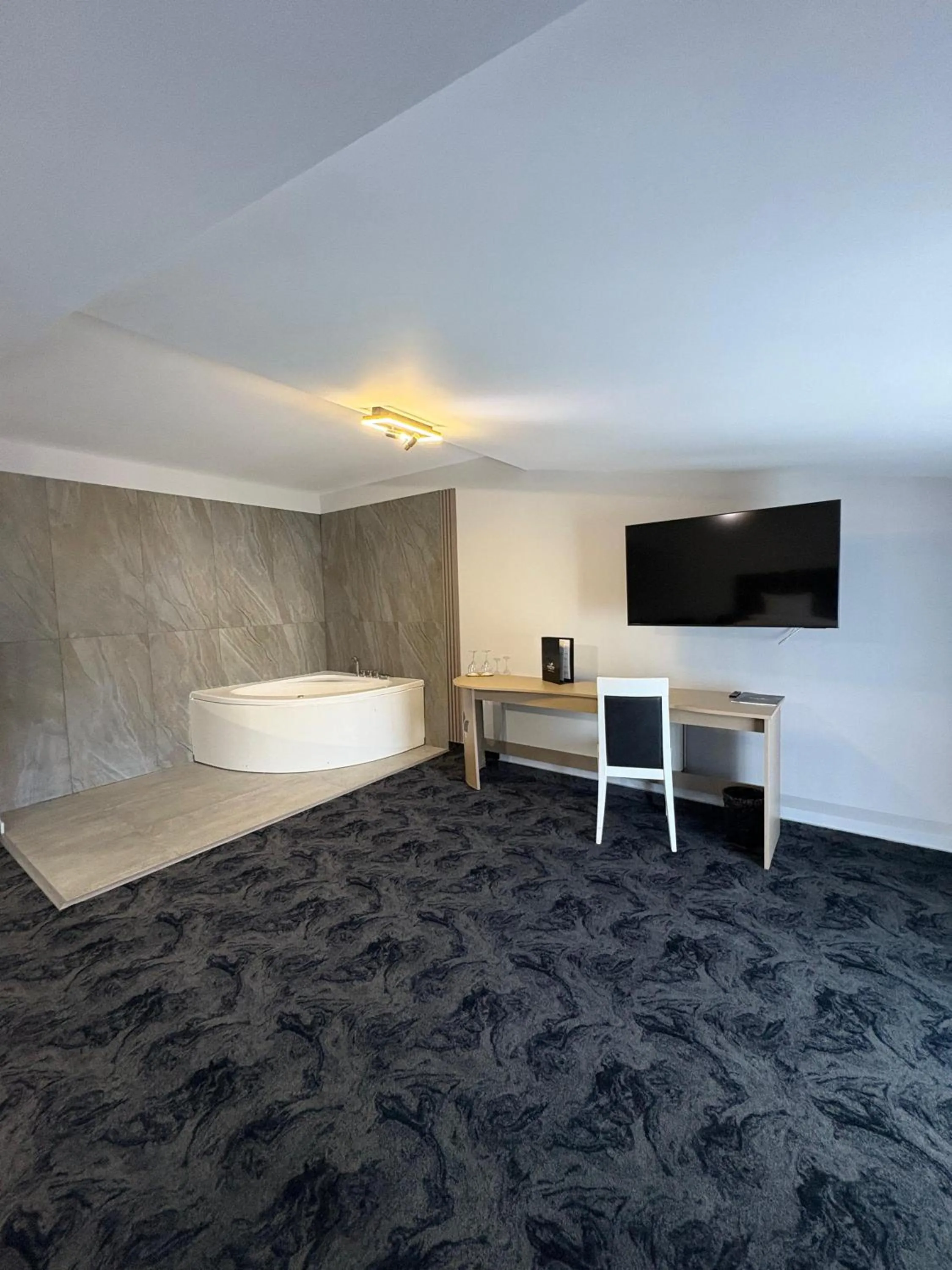 Hot Tub, Bed in Black Tulip Hotel