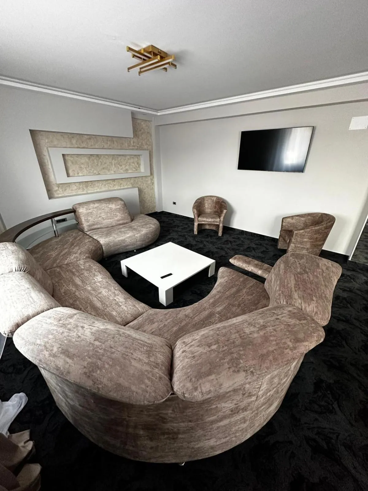 Communal lounge/ TV room in Black Tulip Hotel