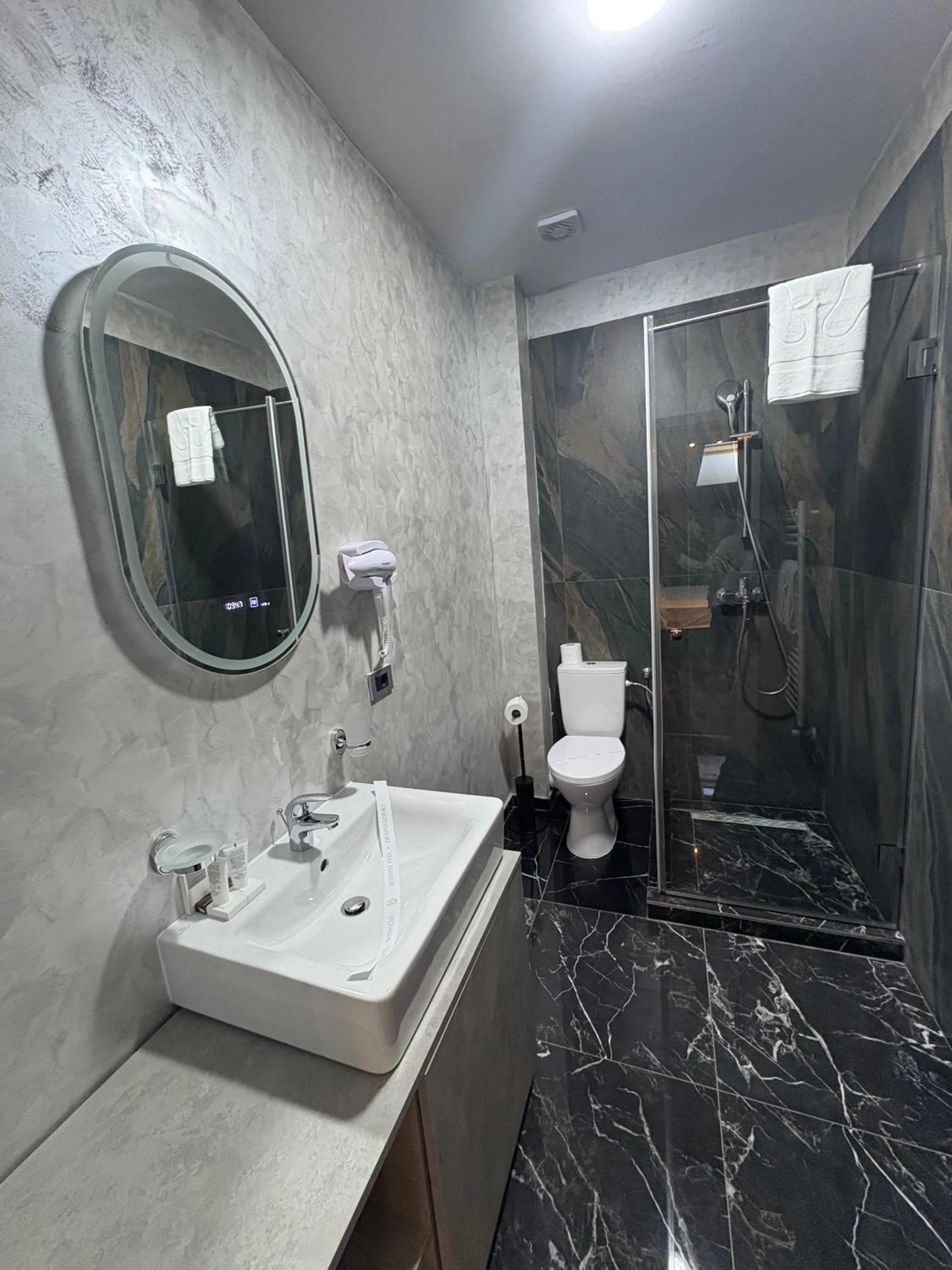 Shower in Black Tulip Hotel