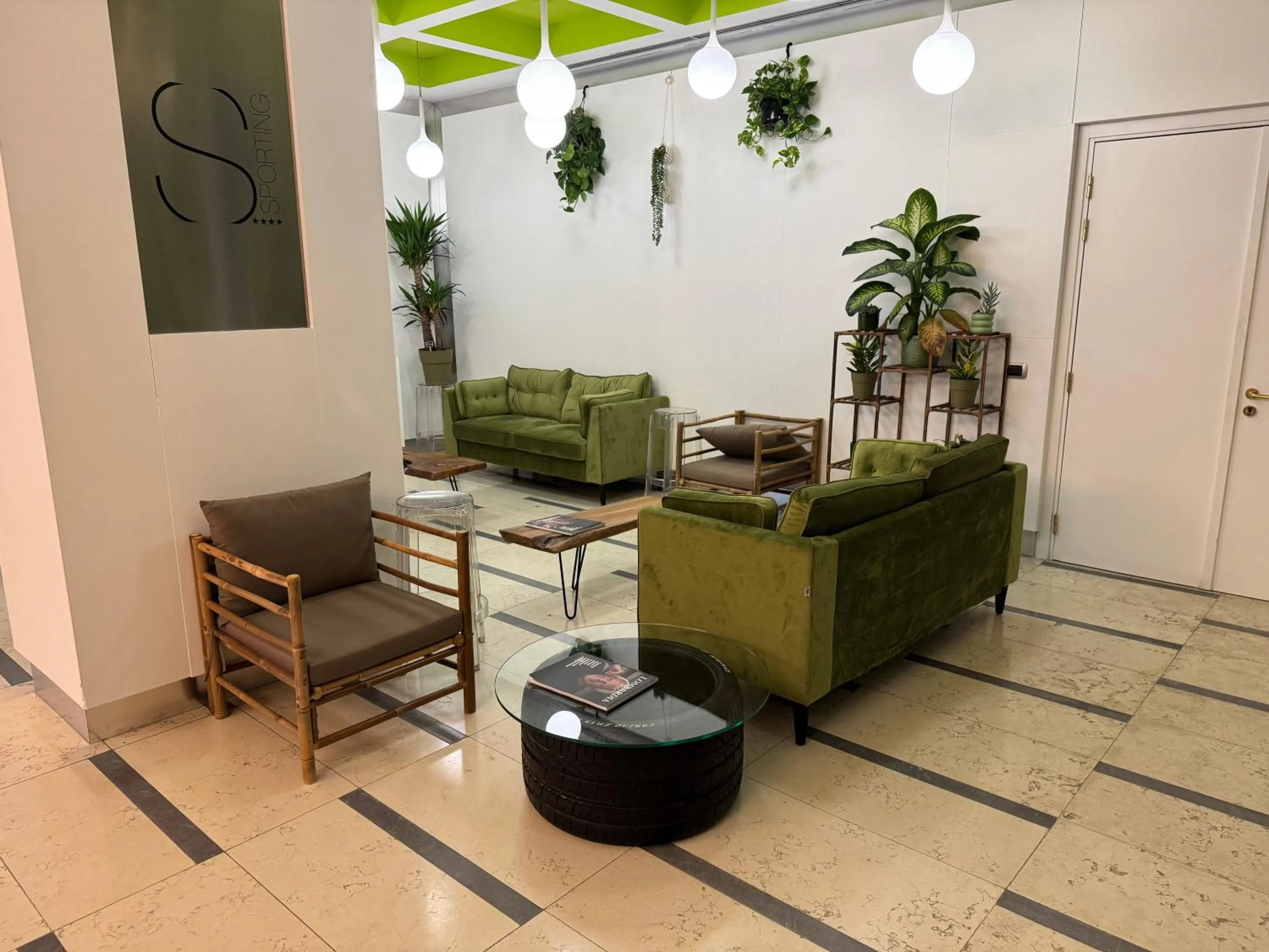 Communal lounge/ TV room in Hotel Sporting Cologno