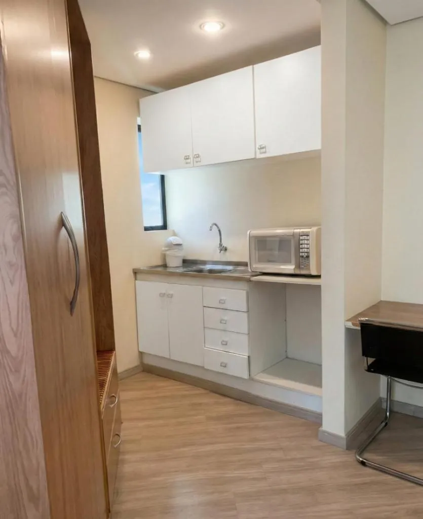 Kitchen or kitchenette in Bienal Suítes