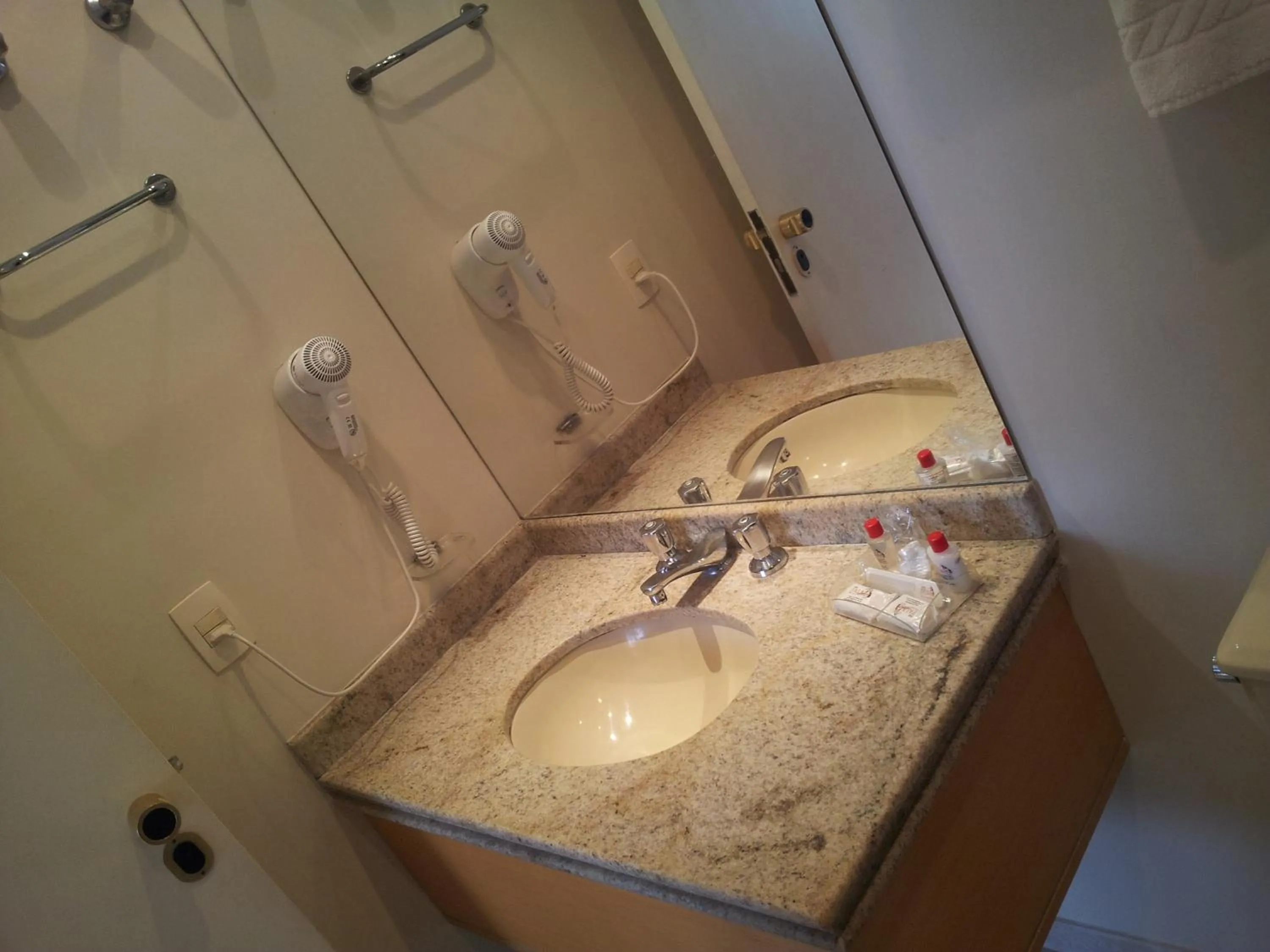 Toilet in Bienal Suítes