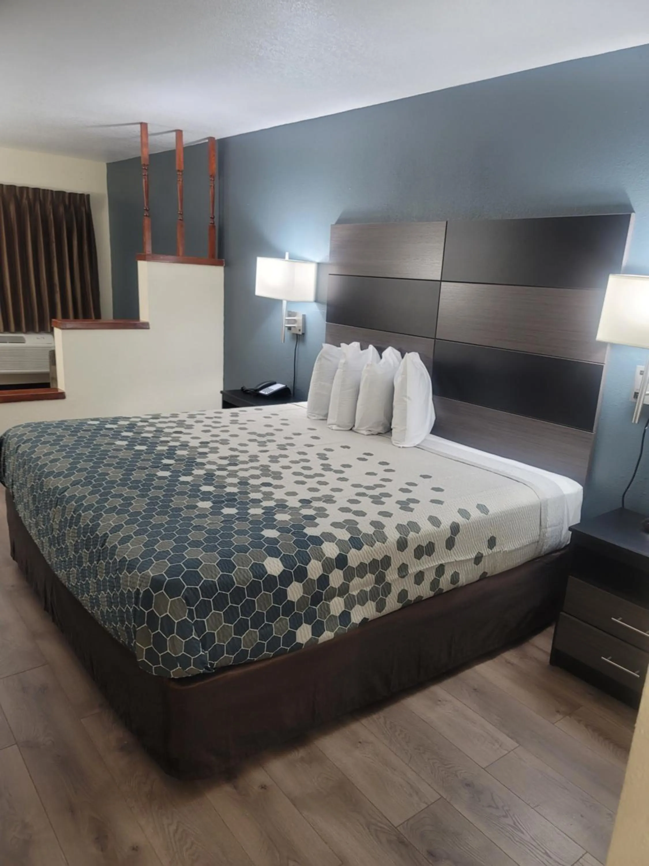 Bed in Econo Lodge Inn & Suites Downtown San Antonio Riverwalk Area