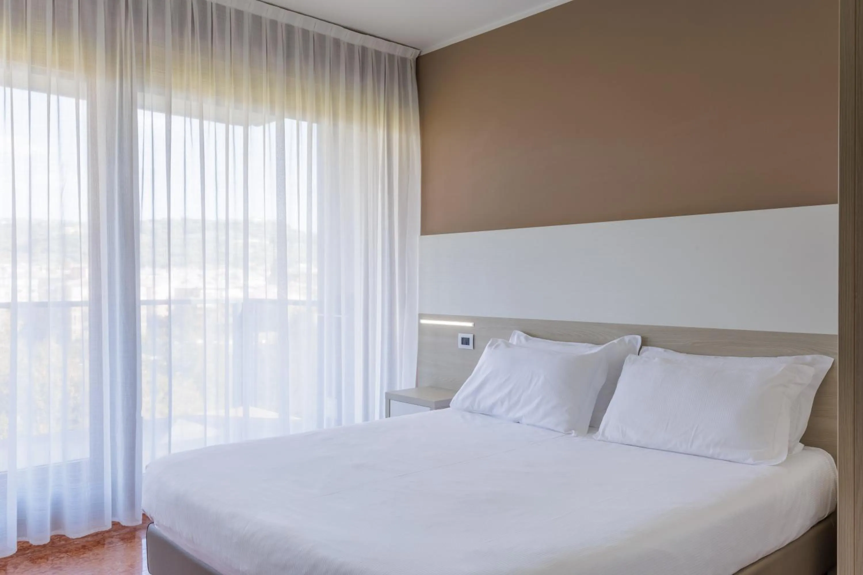 Photo of the whole room, Bed in Residence all'Adige