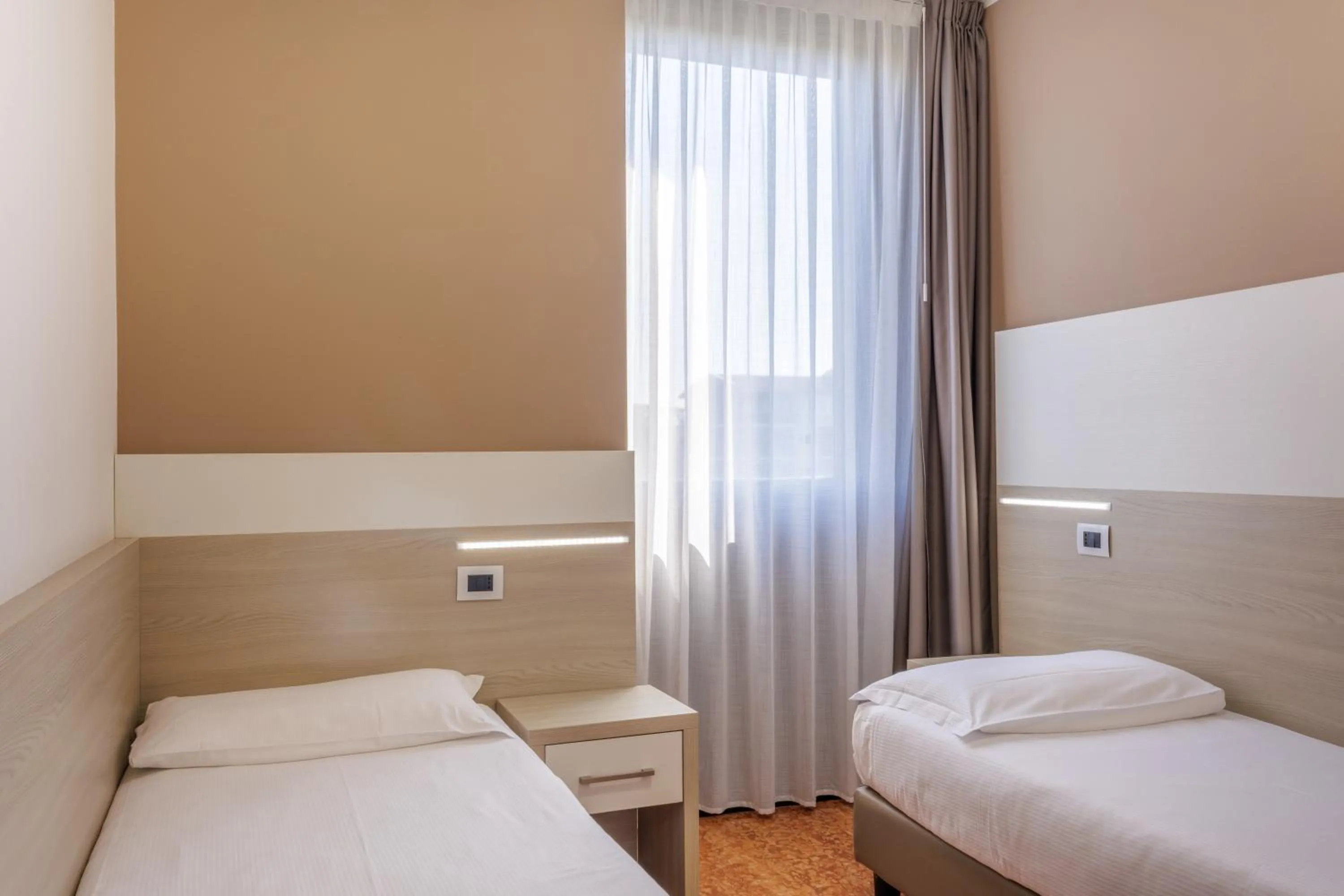 Photo of the whole room, Bed in Residence all'Adige