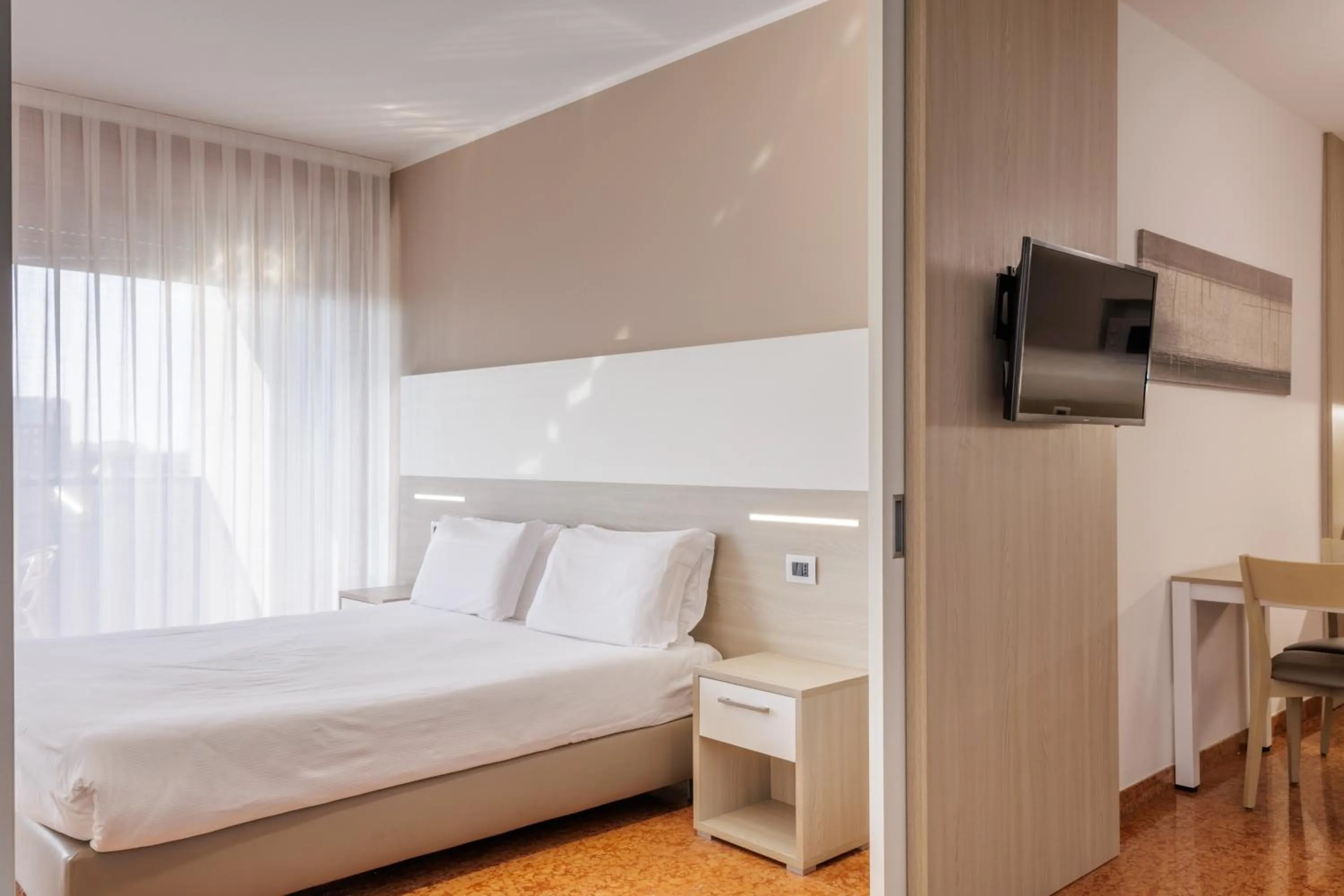 Photo of the whole room, Bed in Residence all'Adige