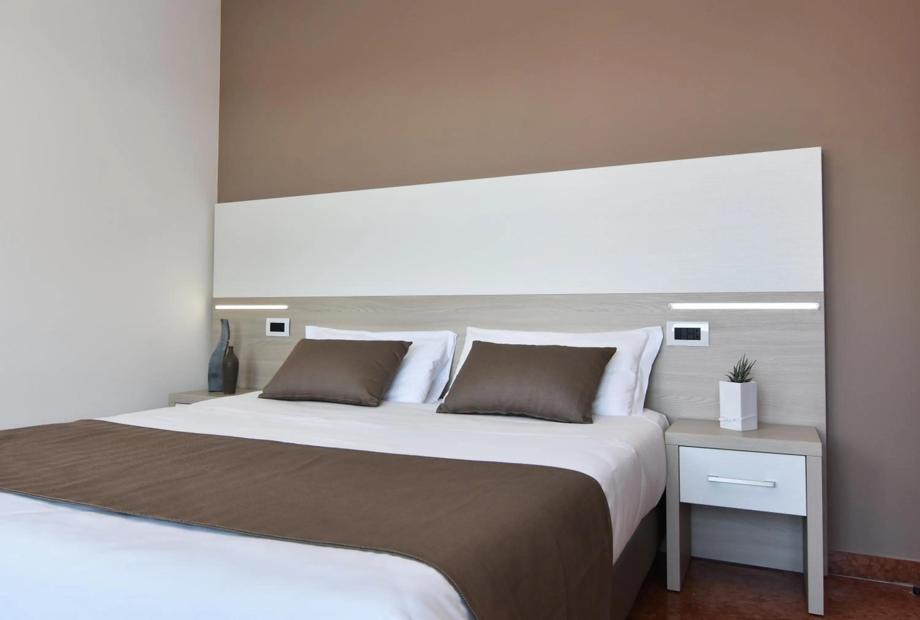 Photo of the whole room, Bed in Residence all'Adige