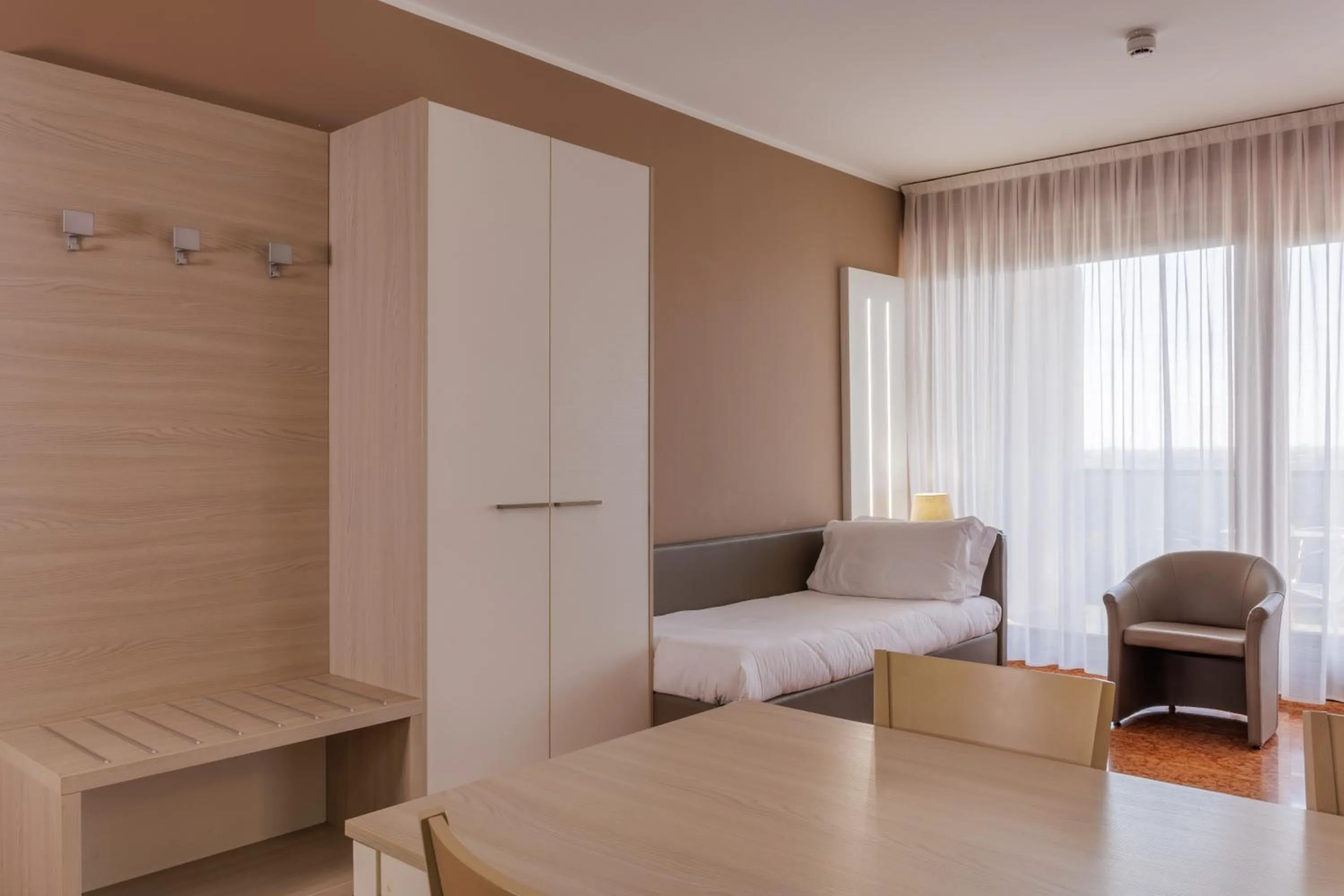 Photo of the whole room, Bed in Residence all'Adige