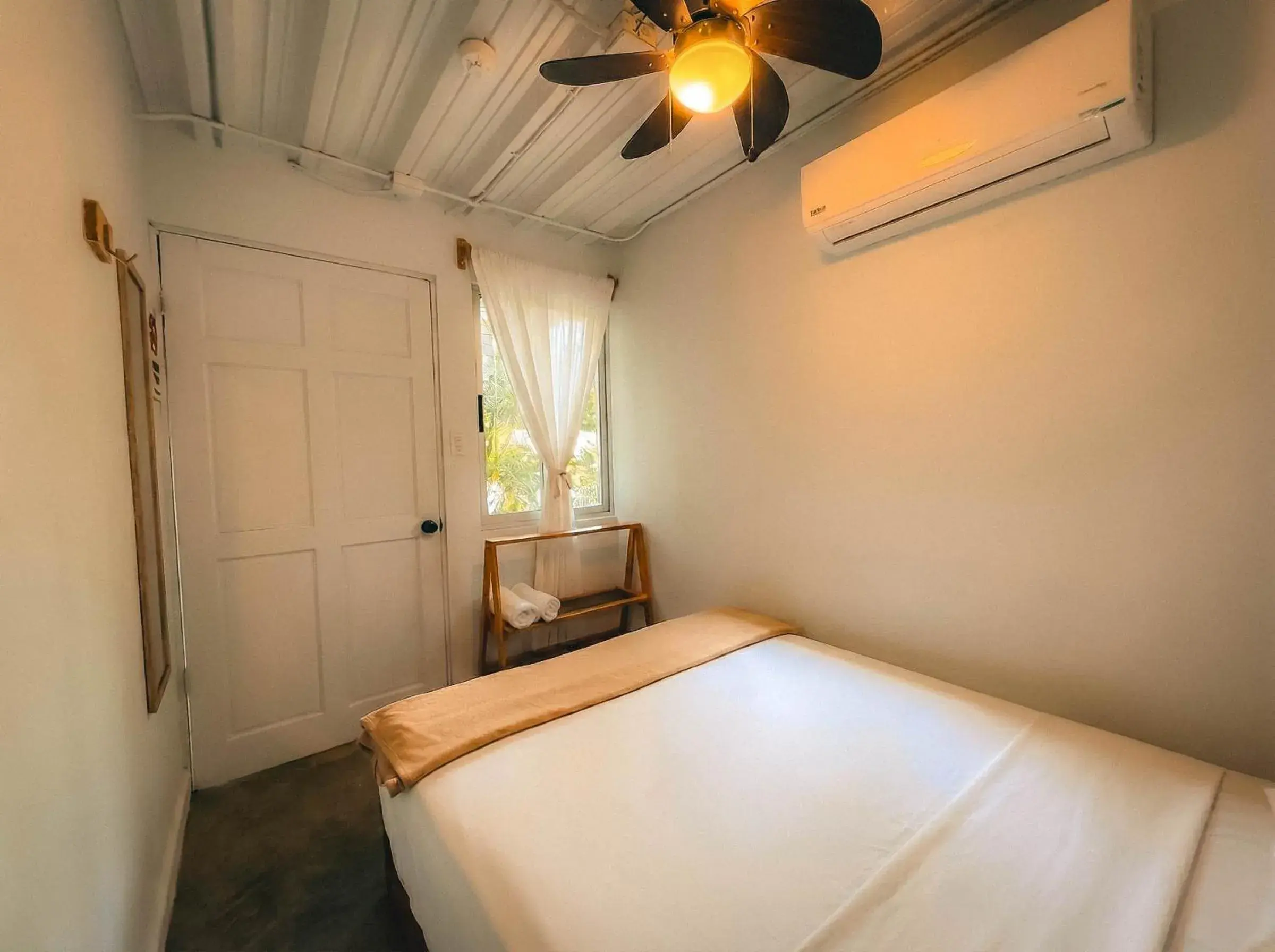 Small Double Room in Viajero La Fortuna Hostel Small Double Room in Viajero La Fortuna Hostel